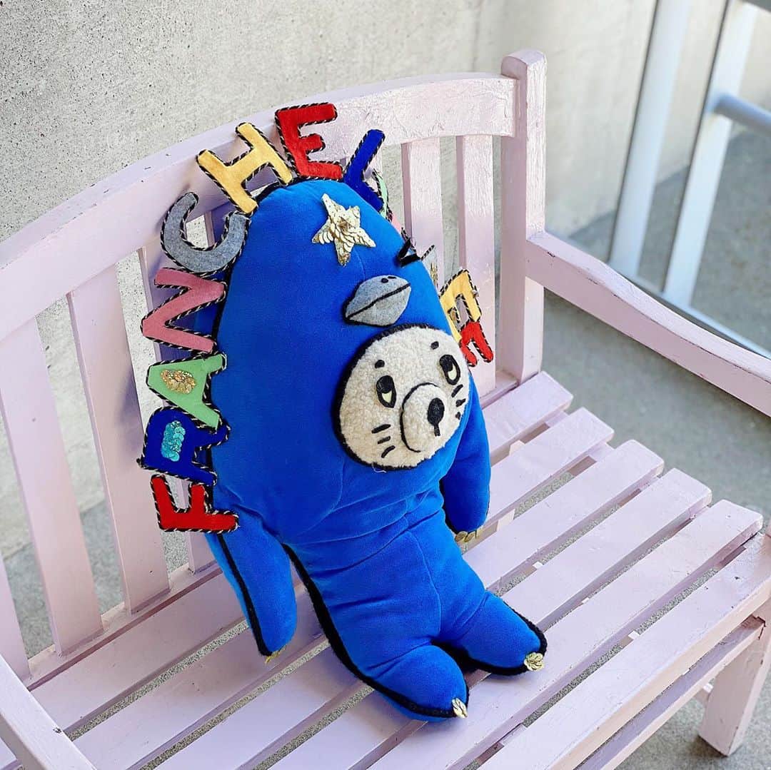 franche lippee officialのインスタグラム：「・ 🎁展示会手作り看板プレゼント🎁 ・ 28.ギャオスくん ※片目がぽろりしてしまいました ・ ・ 9/11(金)のライブ配信でご紹介した 『展示会手作り看板プレゼント』 のお知らせです🚚🎁✨ ・ ・ ＜応募方法＞ 全39種類の看板の写真を掲載しますので ご希望の看板の写真の投稿に 応募希望とわかるコメントをして下さい。 ・ ※複数の作品にご応募可能ですが、 一作品につき一応募でお願いします😌 ・ ・ ＜応募期間＞ 2020年9月14日(月)〜16日(水)まで ・ ＜抽選発表＞ 抽選日：2020年9月18日(金) 尚、当選者の方にはインスタグラムの DMにて個別に連絡を致します。 発送先やお名前などは その際にお伺い致します。 ・ ※送料は弊社負担でお送りいたします。 ※当選者の発表は致しません。 ・ ・ ⚠️ご応募の前にご確認ください⚠️ ・ これまでフランシュリッペ展示会入口を 飾ってくれた看板の数々です。 全て歴代の本社スタッフの手作りで、 かなり年月が経過したものもございます。 汚れやほつれ、パーツ取れ等がある旨をご了承下さい。 ※修理依頼等は承れません。 ※発送は国内に限らせていただきます。 ・ ・ #フランシュリッペ #franchelippee #ぬいぐるみ #フランシュリッペ手芸部」