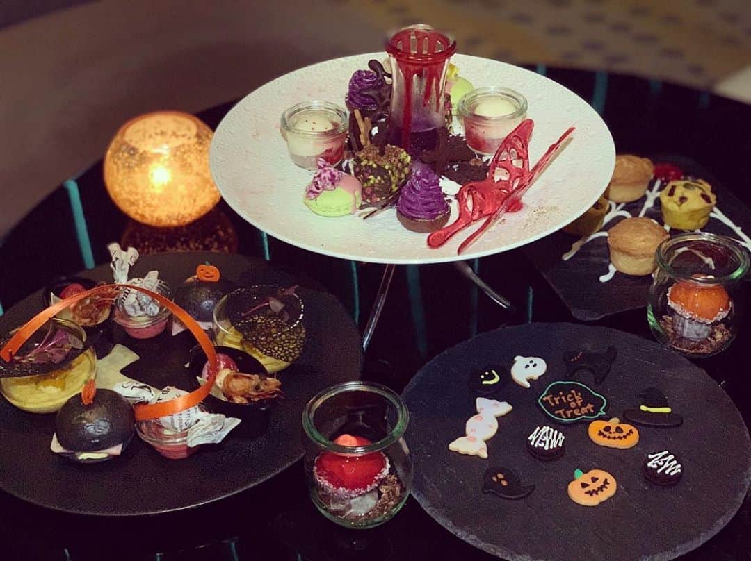 ちぃ Chiのインスタグラム：「Halloween 🎃☕️  #アフタヌーンティー  #アフタヌーンティー巡り #アフタヌーンティーのある暮らし #afternoontea #下午茶 #☕️ #halloween #ハロウィン #ハロウィンアフタヌーンティー #🎃 #ザプリンスギャラリー東京紀尾井町 #紀尾井町 #スカイギャラリーラウンジレヴィータ #スイーツ #映えスイーツ」