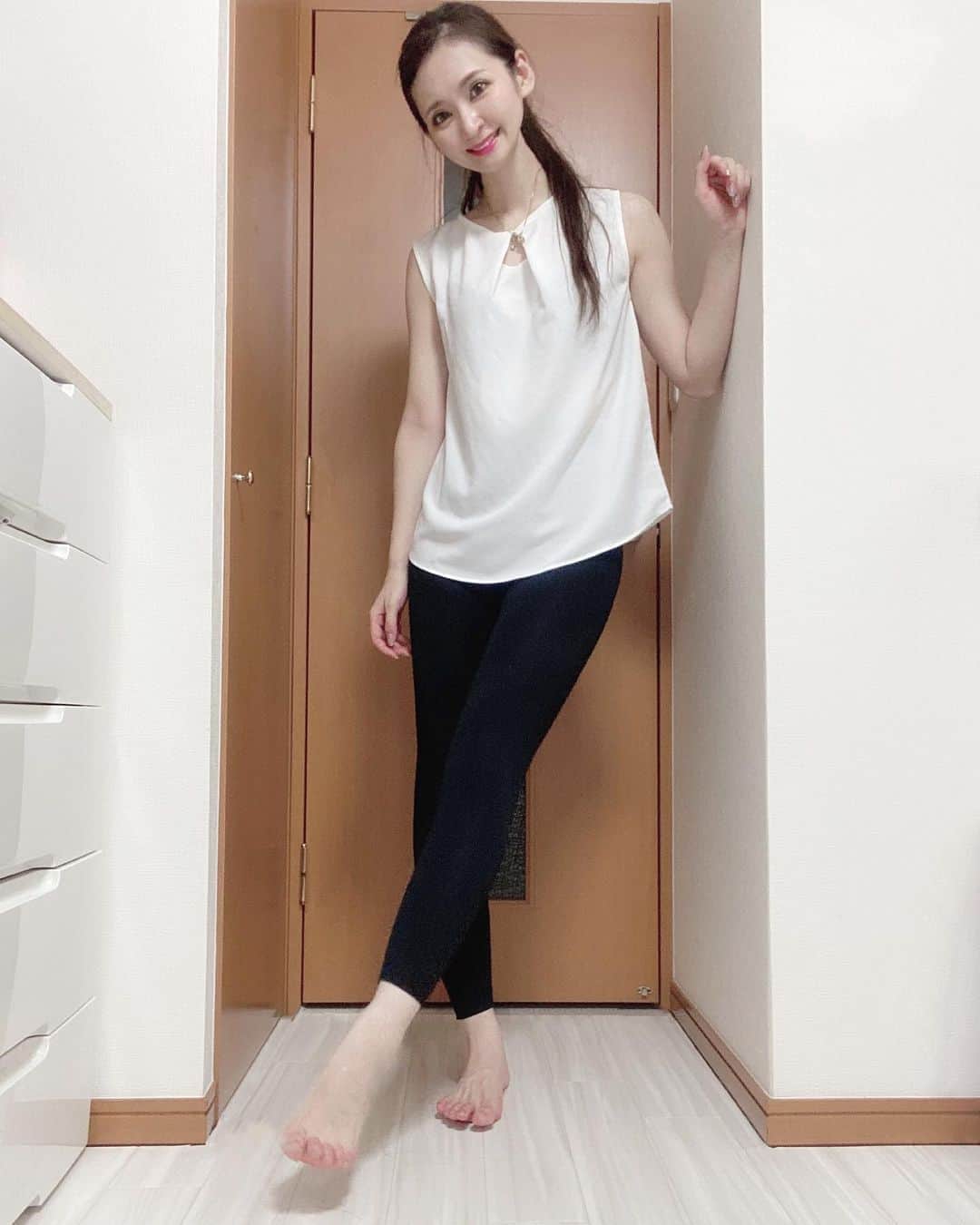 藤後 沙織 とうごさおりさんのインスタグラム写真 - (藤後 沙織 とうごさおりInstagram)「下半身デブだけど、よいものに出会えた♥︎ エレスリムの着圧ソックス✨ ・ ただの着圧ソックスじゃなく、 モデル体幹筋（モデルさんが歩くときに使う体幹と脚の内側の筋肉）を使うように作られてるので、 むくみがとれるだけでなく、履いて日常動作をするだけで普段使ってない筋肉を使えるようになるの☻ 私も履き始めて脚が軽くなったよ〜！ でもまだむちむちしてるから笑、履き続けようと思います😊 おうち帰ったらすぐこれ♡ 美脚めざそう…✨✨ ・ #ELESLIM #エレスリム #ビューティーメイクレギンス #美脚 #着圧レギンス #着圧スパッツ #モデル体幹筋 #キレイノワ #PR」9月14日 15時12分 - saori_togo