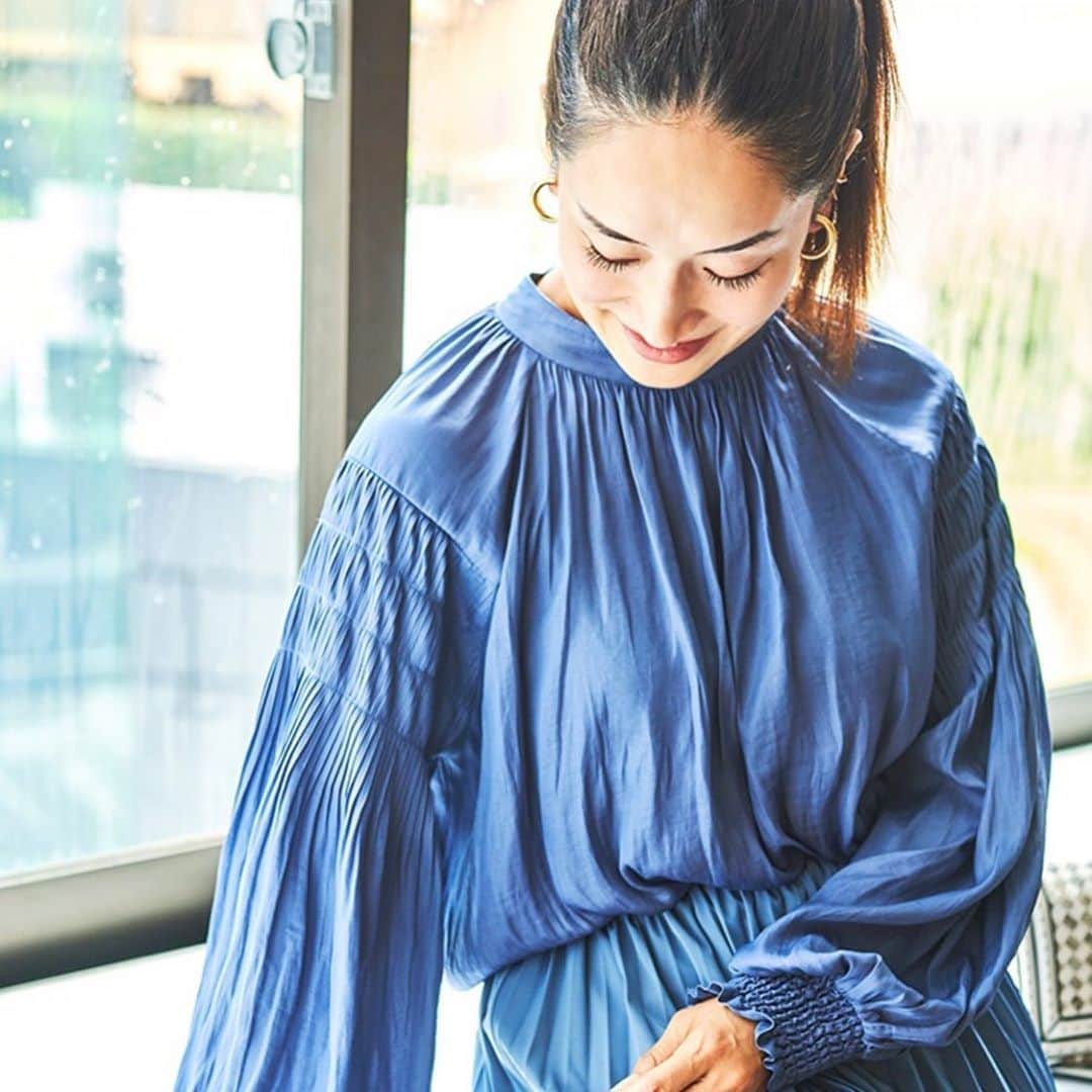 亀恭子のインスタグラム：「STYLEVOICE.COM （@stylevoice_official） コラムの連載 ファッション&美容、今気になるモノ・コトについてお話させて頂いてます。  今回は新定番服ブランド、 “emur（エミュール）”について。  自分の価値観で、強く艶やかに生きる女性をイメージした新しいブランド”emur(エミュール)”  この秋デビューのブランド。 STYLEVOICEで限定先行発売中です。  実際に私も袖を通してみて、ポイントをお話ししてます。  STYLEVOICE.COM(@stylevoice_official ） ぜひ読んでください^ ^  #stylevoice #スタイルヴォイス #2020fw」