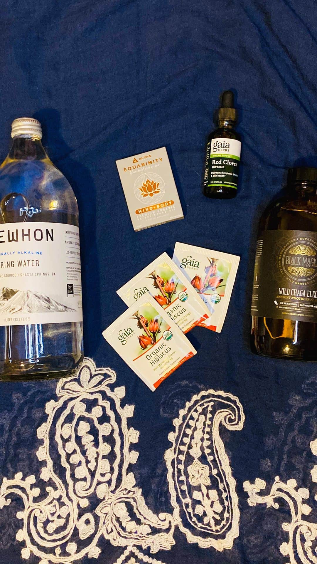 メロディー洋子のインスタグラム：「I love learning about how to use plants and food as medicine. Mother Nature really provides us with so many incredible ways to support and boost our well-being all around. Here is my Sunday shopping haul from @erewhonmarket in Venice Beach, CA  今日買ったヘルスケアアイテム〜　最近一番興味持ってるのは色々なキノコの種類。食べ物やハーブで人生をサポート出来る事は本当に素晴らしいと思う！もっともっと勉強します〜皆さんもこの時にお大事にしていて下さい。  Hope you are all staying safe and being kind to yourselves at this pivotal time in our lives.   If you have any great wellness products you love please share them in the comments. I would love to know about the things you love and are finding beneficial to your health and well-being. ❤️  🗻 Erewhon Naturally Alkaline Spring Water { @erewhonmarket } ✨ Bottled from Mt. Shasta, CA ✨ Delicious taste and texture ✨ Energy boosting 🍄 Black Magic Wild Chaga Elixir { @blackmagicalchemy } ✨ Nutrient dense superfood ✨ Highest measure of antioxidant capacity of any other food ✨Lowers cholesterol ✨ Reduces inflammation ✨ Pineal gland activator ✨ Immune system support ✨ Supports the body's natural ability to deal with stress 🌟 Use SUPER CODE “MELODY” 🍄 Alpha Equanimity Premium Organic Reishi Spore Oil { @alpha.dynamics } ✨ Used in Traditional Chinese Medicine for over 2,000 years ✨ Immune system support ✨ Impacts white blood cells genes ✨ Supports the body's natural ability to deal with stress ✨ Over 200 active ingredients and unique compounds that are the most biologically active obtainable from any plant source ✨ Only known source of a group of triterpenes, known as ganoderic acids ✨ The Ganoderma extract has been employed to help substantially reduce or eliminate the side effects of radiotherapy and chemotherapy if it is taken before, during, and after the treatments. 🌺 Gaia Herbs Organic Hibiscus Tea Bags { @gaiaherbs } ✨ High in antioxidants ✨ Sweet and sour taste 💐 Gaia Herbs Red Clover Supreme Tincture { @gaiaherbs } ✨Typically used to treat respiratory issues ✨Maintains lymphatic function and skin health ✨Contains phytoestrogens」