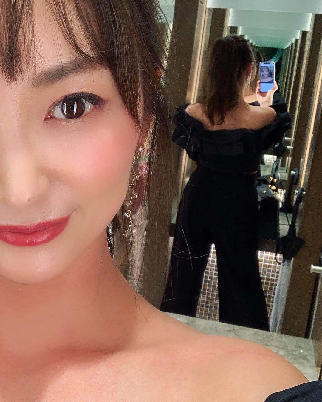 MAMIさんのインスタグラム写真 - (MAMIInstagram)「初秋のお食事会OOTD(in おトイレ)  ロングスリーブ、 ロングボトムの季節は 首、手首、足首 3首は出すのが 高身長バランスの鉄則です。  足元ブーティサンダルで 抜いたから 少しお腹もチラッとの ショート丈トップスで。  オフショルダーのタフタ素材 シャーリングトップスも、 ハイウエストの 落ち感がきれいなボトムも ZARAで ❤ 遊び感が好き。今年少し パーティ寄りのが流行ってるね。  あーご飯のおいしい季節に なりました。  #初秋 #肌寒くなってきた #9月 #女子会コーデ #アラフォーコーデ  #腰高パンツ  #zara  #ザラジョ #kelly28  #そろそろブーツ履きたい #高身長女子  #instafashion  #instagood  #ドラマティックな服が好き」9月14日 15時29分 - mami_rcj