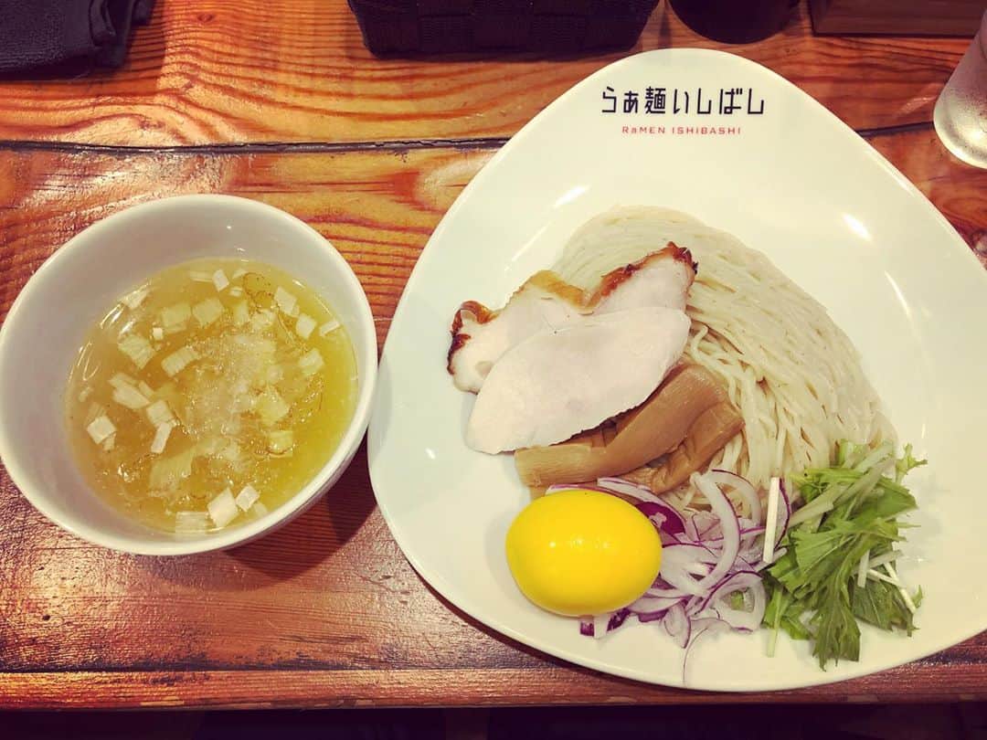 アチャ・マサノブのインスタグラム：「つけ麺のゆで卵の色不思議」