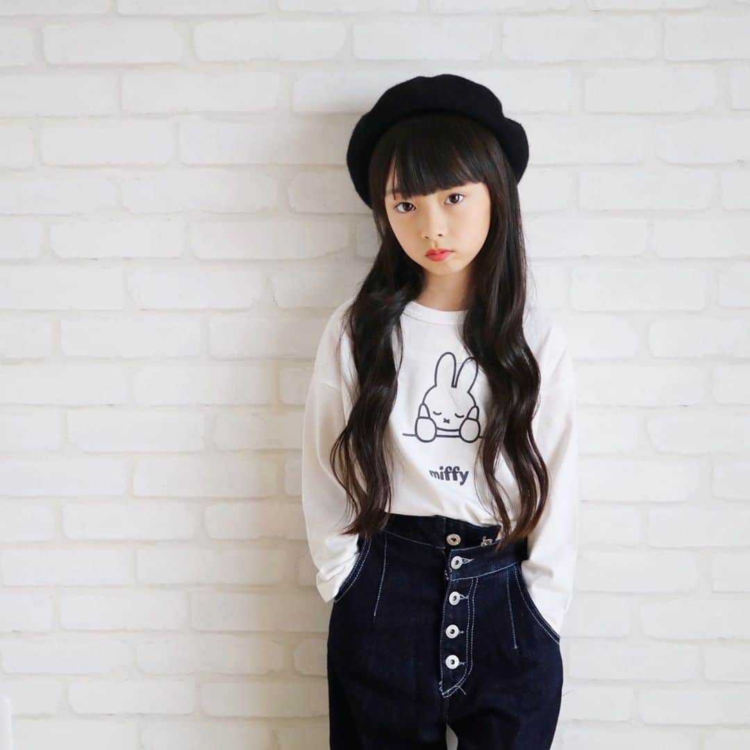 Akiのインスタグラム：「9/14 ・ おかしいなぁ おかしいなぁ ・ ・ 6月に15cmぐらい切ったはずなのに ・ もう髪の長さ 貞子🥺 ・ ・ #長さと毛量が一致しない人と繋がりたい #頑張れ薄毛 ・ ・ ・ web限定販売だった  @breeze__official ✖️ミッフィーコラボ🐰 ・ ついに 9/16(水)店頭販売スタートぉぉぉ！！！ ・ オンラインストアでは 10:00〜販売開始🐰 ・ ・ 他にもボディーオールやエコバッグもあるので 母ちゃんはエコバッグを狙います☺️✊ ・ ・ 詳しくは  @breeze__official まで▶︎▶︎▶︎ ・ ・ ・ #breeze#breezecrew#ブリーズ#ブリーズキッズ#ぶりくる#ミッフィー#ミッフィーコラボ」