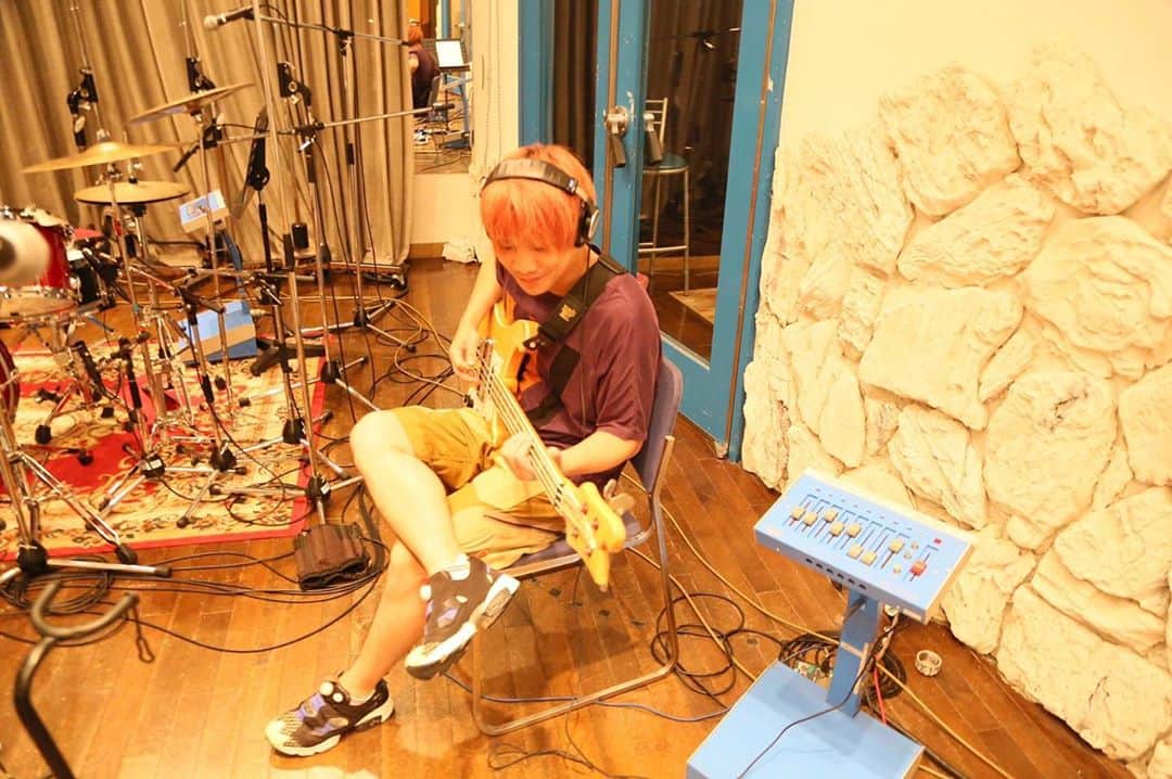 長谷川プリティ敬祐のインスタグラム：「「いつかリッケンを弾きたい」って10代の時から言ってたけど、遂にだね。 音もルックスもイカす奴だ！  #ジェフォト」