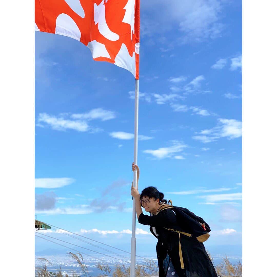 土井コマキさんのインスタグラム写真 - (土井コマキInstagram)「心の空気入れ替えデイになった。 毎年たのしい六甲ミーツアートだけど、今年は特に、みんな、すがすがしい気持ちになれると思う。このメインビジュアルの旗は、持って見上げた時、心が奮い立つのを感じます。旗ってすごい。力を貰える。 今週木曜ぴあララライフで紹介します。チケットプレゼントもあります。 #fm802 #六甲ミーツアート  #六甲ミーツアート2020行ったよ  @fm802_pr」9月14日 15時33分 - doikomaki
