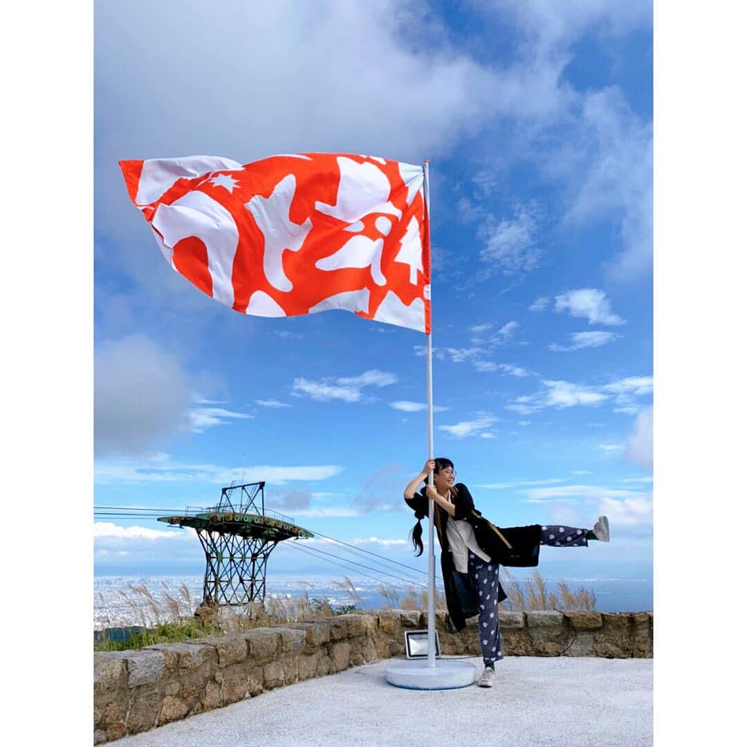 土井コマキのインスタグラム：「心の空気入れ替えデイになった。 毎年たのしい六甲ミーツアートだけど、今年は特に、みんな、すがすがしい気持ちになれると思う。このメインビジュアルの旗は、持って見上げた時、心が奮い立つのを感じます。旗ってすごい。力を貰える。 今週木曜ぴあララライフで紹介します。チケットプレゼントもあります。 #fm802 #六甲ミーツアート  #六甲ミーツアート2020行ったよ  @fm802_pr」
