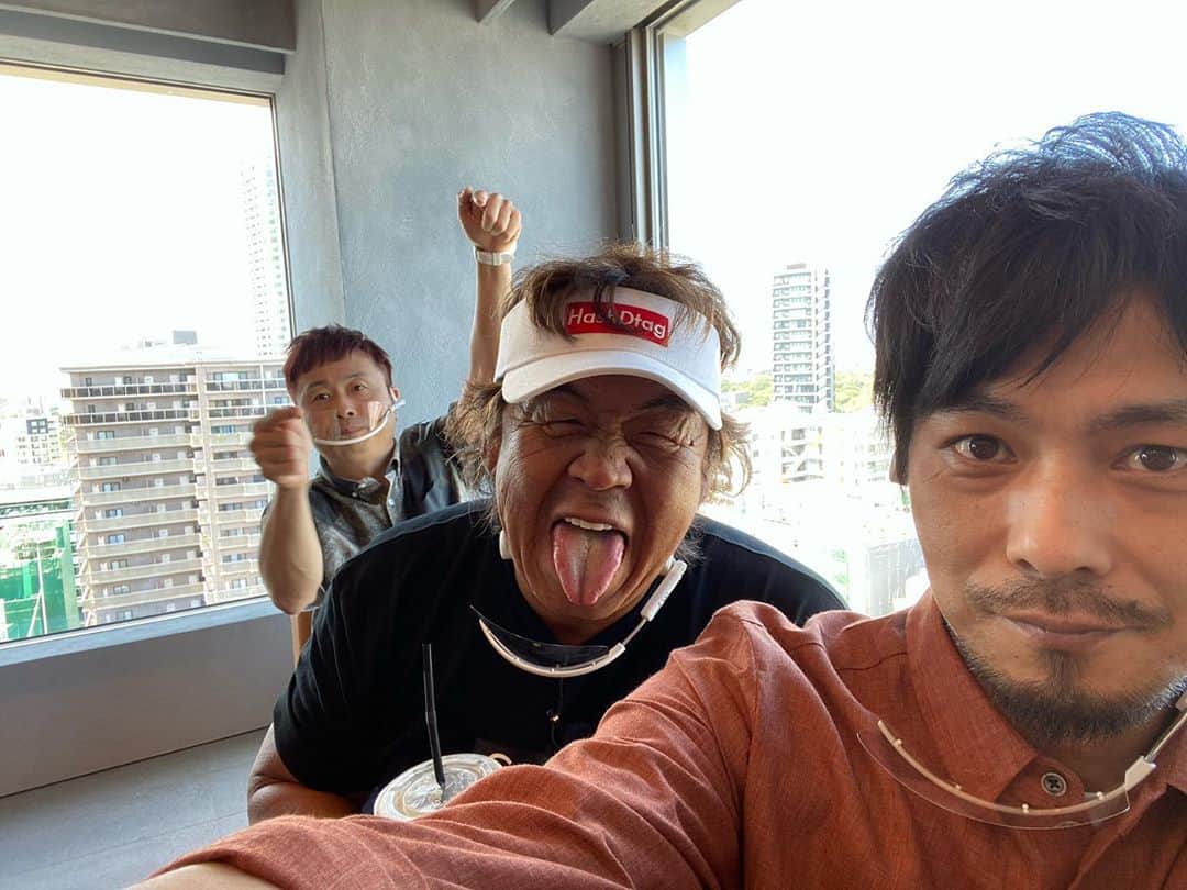 井上聡のインスタグラム：「次課・長州の力旅の第6弾のロケを行いまして合間のオフショット。 今回もマニアの趣味を持つ先生たちからいろんなそのコアな世界の事を学んできました。 そして力さんは以前に増して元気いっぱいで誰よりもロケを楽しんでいたと思うのでぜひご覧になってみてくださいね。  #とても暑かったせいか、力さんは 「こんな日は家の屋上で水浴びしたら気持ちいいぞ〜」と1時間おきに毎回初見のように言ってきます #そんな力さんの御自宅の屋上に今度僕らは招待されました #でも屋上は「力さんの国」という設定らしく、来る時はパスポート持ってこいとの事です #国境である1階の玄関で力さんが入国審査を行うらしいです #本当に信頼できる人しか屋上には入れないので審査で落ちる可能性もあるとの事です #じゃあなぜ招待する #あと力さんからアンドレ・ザ・ジャイアントの新しい情報です #アンドレが産まれたときの産声で地響きが起こり家の裏山が完全になくなったそうです #渋谷が谷になっているのはアンドレが明治通りを歩いたから #そんな山のように大きなアンドレですが、お姉さんはさらにびっくりするほどデカいらしい #どのくらい大きいのかを聞いてみたところ、アンドレより14〜5センチはデカいと真顔で言ってました #山でサイズで考えたら誤差！ #続きは番組でお楽しみください #BSフジ #次課・長州の力旅 #長州力さん」
