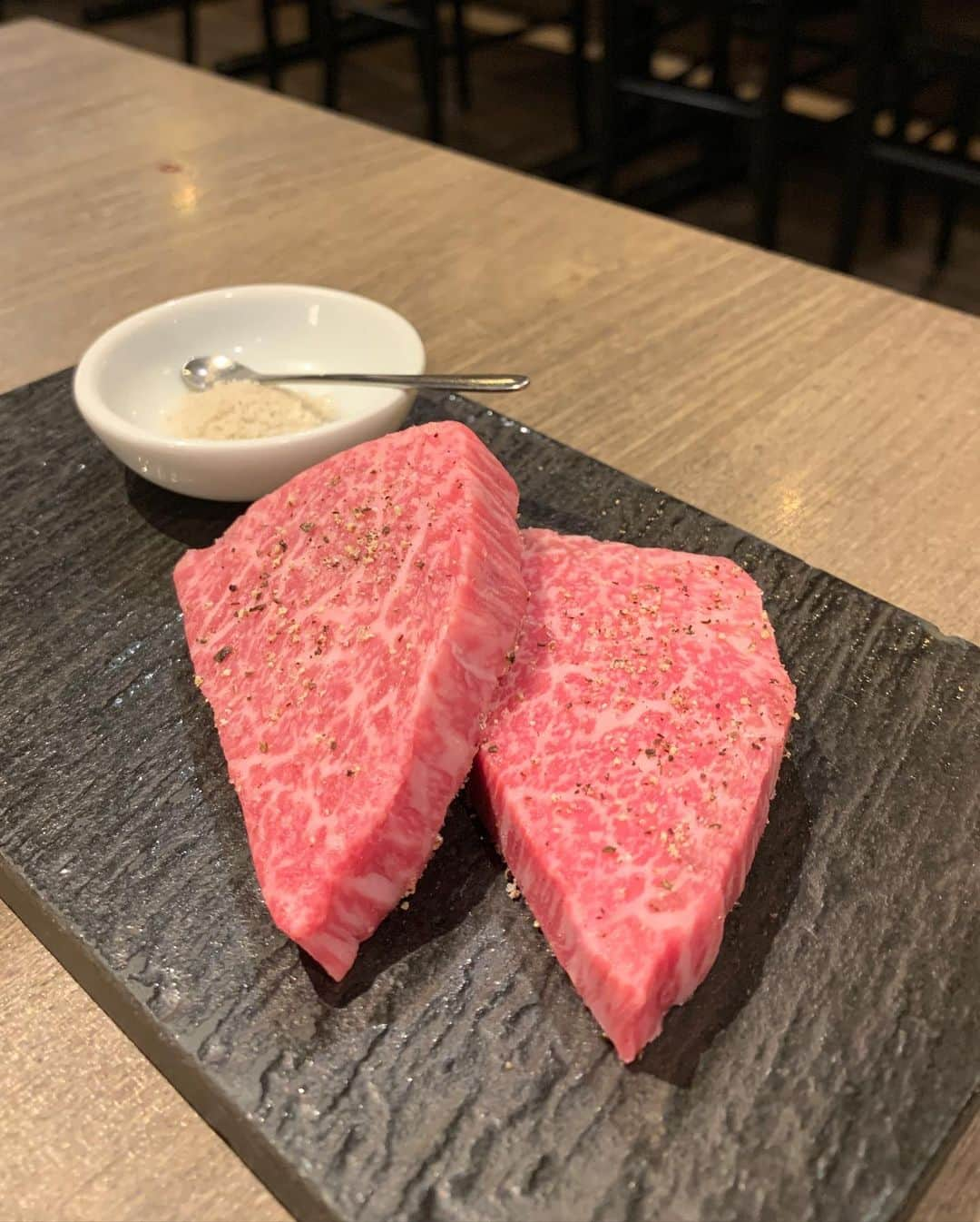 駒田奈美さんのインスタグラム写真 - (駒田奈美Instagram)「・ ・ ・ 『お肉が食べたい！！』 ・ ・ 久しぶりにお肉が食べたい！！ ・ 友人と2人でご飯♪ ・ ・ 極上タンやシャトーブリアン フォアグラ包み焼きなどなど 美味しいお肉にご満悦の私♡ ・ 〆の石焼きポルチーニリゾットも 美味しかった^ ^ ・ ・ ついつい話に花が咲いちゃうけど… お店の方が一番美味しくいただけるタイミングで 焼いてくれるから嬉しい♪ ・ ・ ・ #駒田奈美#オスカープロモーション#モデル#アラフィフ#うしごろ#ushigoro #ushigorobambina #ushigorokan #お肉#ご飯#焼肉#シャトーブリアン#フォアグラ#ポルチーニ」9月14日 15時42分 - nami.komada