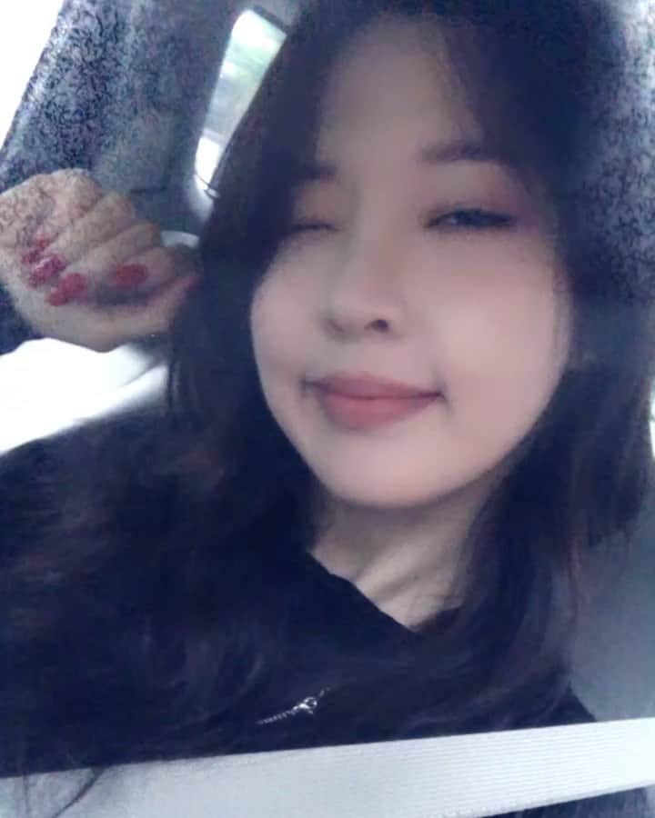 チョン・ジユンのインスタグラム：「#월요병 날리는 윙크😉 #ㅈㅅ」