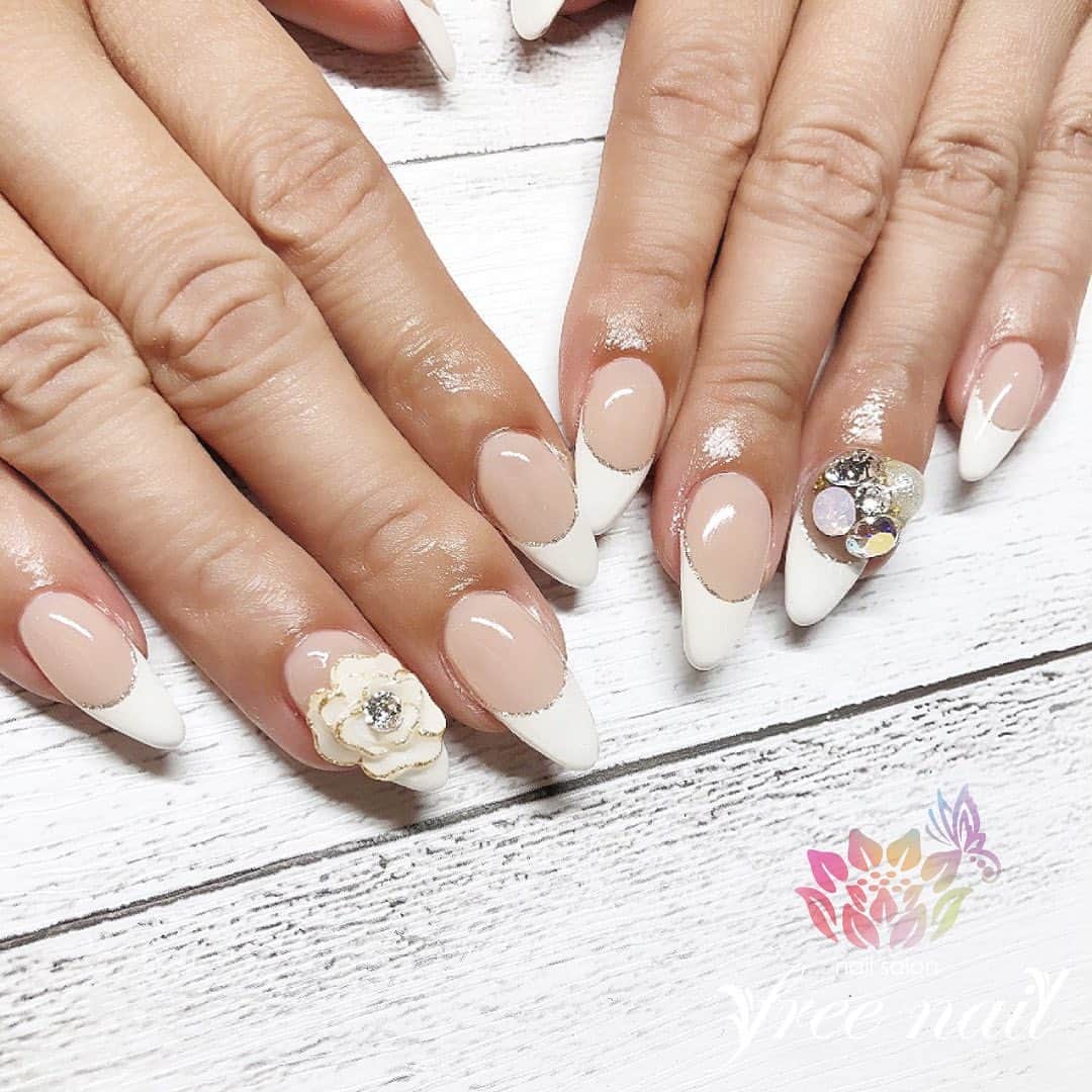 free nail フリーネイルのインスタグラム：「. お客様ネイル💅🏻🌙 . バーチャルフレンチ💗✨ . ブライダルネイルにも👰🏻💍🙆🏻‍♀️ . ▶︎▶︎▶︎スワイプして動画も見てね☝︎🎬✨ . ご来店ありがとうございました🙇🏻‍♀️🙇🏻‍♀️🙇🏻‍♀️💗 . #ネイルアート #ジェルネイル #ネイルサロン #大阪ネイルサロン #ネイルデザイン #ネイルチェンジ #バーチャルフレンチ #フレンチネイル #フラワーネイル #ビジューネイル #ベージュネイル #ホワイトネイル #デザインネイル #トレンドネイル #ブライダルネイル #シンプルネイル #ロングネイル #秋ネイル #autumnnails #nailsart #nailsdid #美甲 #日式美甲 #日式美甲胶 #日本美甲师 #日本美甲老师 #美甲上课 #日本胶 #フリーネイル #freenail」
