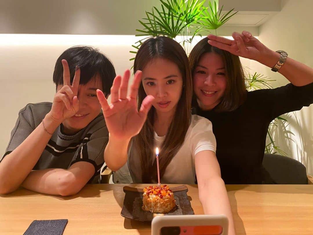 ジョリン・ツァイのインスタグラム：「把蛋糕變出來的技能🤏 謝謝大美女 @valenh 歡樂召集我緊密的下線們 @chua.tanya @imqingfeng 🤣🤣🤣 #處女座湧出」