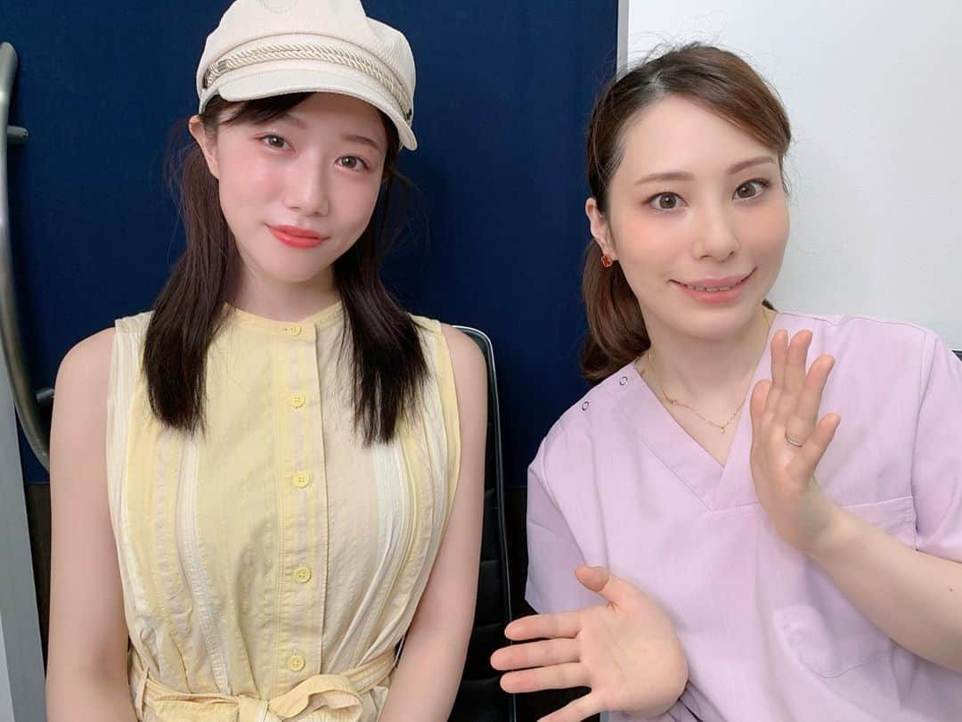 小湊優香さんのインスタグラム写真 - (小湊優香Instagram)「すっぴんすみません·····🥺﻿ ﻿ 湘南美容クリニック新橋銀座口院の﻿ 酒井先生 ＠sbc_sakai にカウンセリングをしてもらい﻿ クールスカルプティングの施術を行いました✨﻿ 先生お綺麗だった·····🥺✨﻿ ﻿ クールスカルプティングとは何ぞや？！って﻿ 思いますよね😳😳😳﻿ ﻿ 簡単に言うと﻿ 切らない脂肪吸引✨冷却で脂肪を破壊✨です！﻿ ﻿ 脂肪減少作用について厚労省が唯一認証した﻿ 医療機器なのです😳😳😳﻿ ﻿ 脂肪吸引は怖いけどどうにか痩せたいって方におすすめ✨﻿ ﻿ 私は上腹部をやってもらいました！﻿ 最初の10分は低温火傷のような感じと﻿ 肉をつままれてる感じで少し痛いけど﻿ 麻痺していき、余裕で携帯ゲームして遊んでた🤣✌️﻿ ﻿ 終わったあとのマッサージが1番痛い！(笑)﻿ ﻿ 直後からスッキリした感じで嬉しかった〜❤️﻿ 2.3ヶ月くらいかけて脂肪がゆっくり減るので﻿ そのくらいに効果を実感できるみたい！﻿ ﻿ 直後のビフォアフ載せときます！﻿ 少し内出血してるけど翌日は治ってました✨﻿ ﻿ 効果出るの楽しみだな〜✨﻿ ﻿ ﻿ #湘南美容クリニック #湘南美容 #美活 #美容 #新橋銀座口院 #美容day #自分磨き #綺麗になりたい #美意識 #湘南レポ ﻿  #sponsoredbyBC  #美容皮膚科 ﻿ #クールスカルプティング ﻿」9月14日 15時47分 - y.miranic