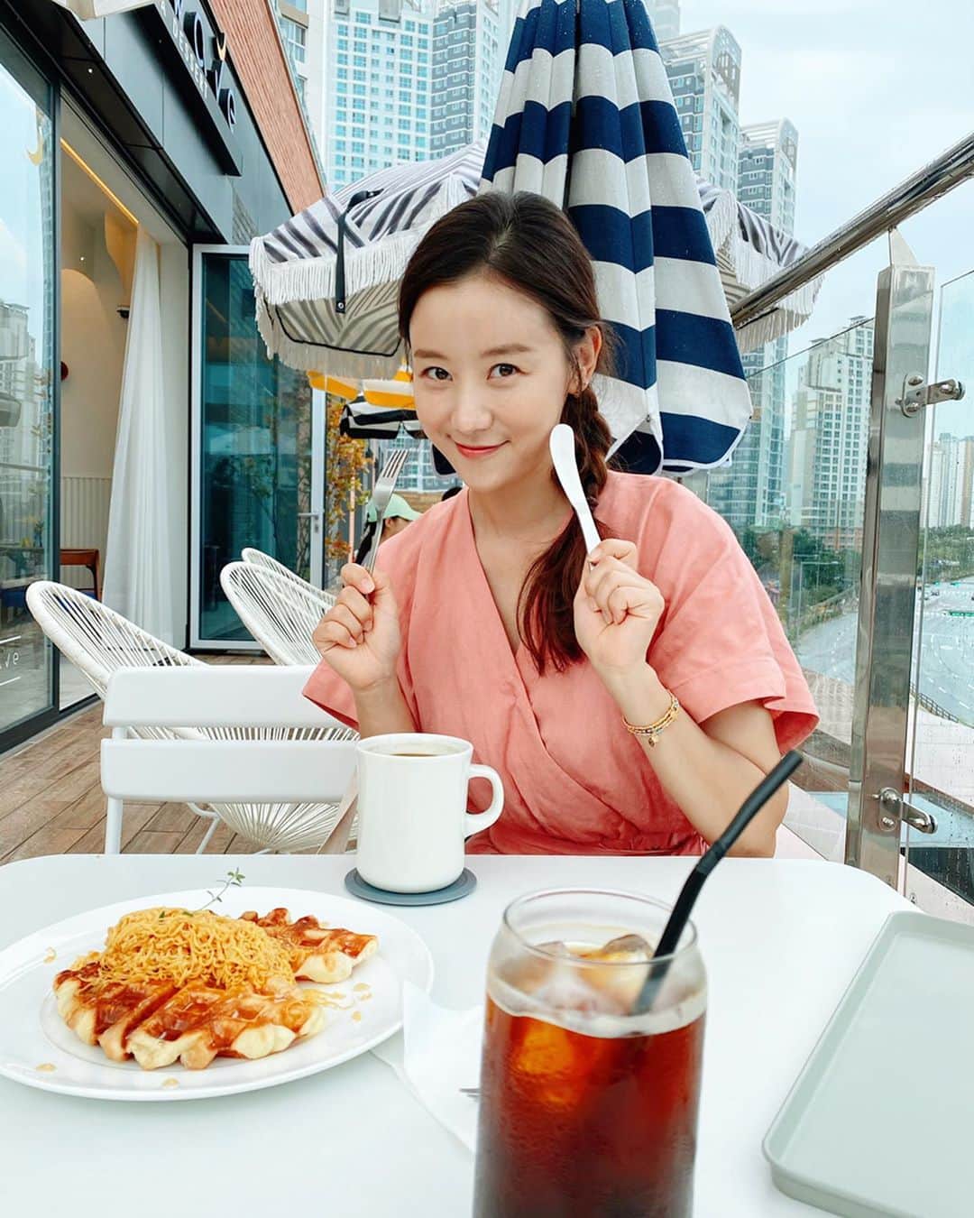 チェ・ジャヘさんのインスタグラム写真 - (チェ・ジャヘInstagram)「. 테라스가 끝내주는 #카페테이크웨이브  바람 살랑사랑 호수공원뷰에 맛난 커피랑 와플 ☕️🧇 #또가고싶다그램」9月14日 15時52分 - lovely_jahye