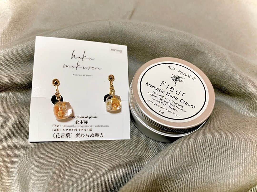 秋山ゆずきのインスタグラム：「. . 真魚がプレゼントをくれました🎁  可愛いイヤリングと 良い匂いのハンドクリーム✨  金木犀の花言葉は【変わらぬ魅力】  環境が変わっても変わらぬ魅力で頑張れるように、 自分に自信がもてない時でも このイヤリングつけたら 自分の魅力が出せるようにって 思って選んでくれたんだって。  とっても嬉しい。  まおの優しい心がとってもとっても好き。  いつもありがとうね。    いっぱいつけて 魅力的になろ〜っと💋💋💋  #金木犀 #変わらぬ魅力 #花言葉 #フルール」