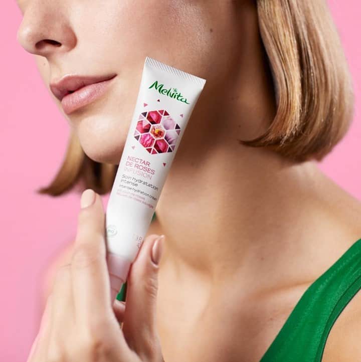 Melvita Officialのインスタグラム：「Quand vous achetez un soin, faites-vous attention à sa composition pour être sûr que vous ne prenez aucun risque pour votre santé 💚?  Si vous ne le faites pas, nous le faisons pour vous 😗. Tous nos soins possèdent des compositions 100% clean 🌿 conformément à nos labels, c’est à dire sans ingrédients suspects ou nocifs, sans pesticides et sans parfums ou colorants de synthèse 👌  #melvita #nectarderose #gogreen #mapeauauvert #rose #hydratationintense #cosmetiquebio #cosmetiquenaturelle #cleanbeauty」