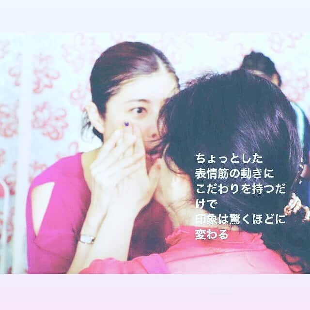間々田佳子のインスタグラム：「印象は自力で変えられる すぐに印象は変わる そのコツをつかもう  #コアフェイストレーニング #間々田佳子 #表情筋研究家 #印象が変わるエクササイズ #自分磨き #トレーニング顔」