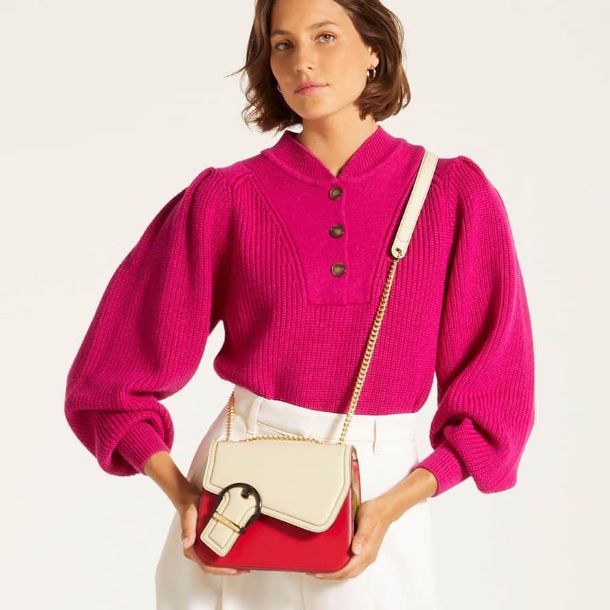 のインスタグラム：「With its asymmetrical flap, adorned with an oversize buckle and its strong contrasting colors, Adele shows a strong personality and takes style seriously. Adèle – Embossed and smooth leather – Cream, raspberry and olive green Rabat asymétrique orné d’une boucle oversize et over-reconnaissable, mix matière et couleurs fortes, Adèle, dans le moindre détail, affirme son fort caractère et ne plaisante pas avec le style. Adèle – Cuir embossé et cuir lisse – Crème, framboise et vert olive #AdeleByLancel #FW20 #Lancel」