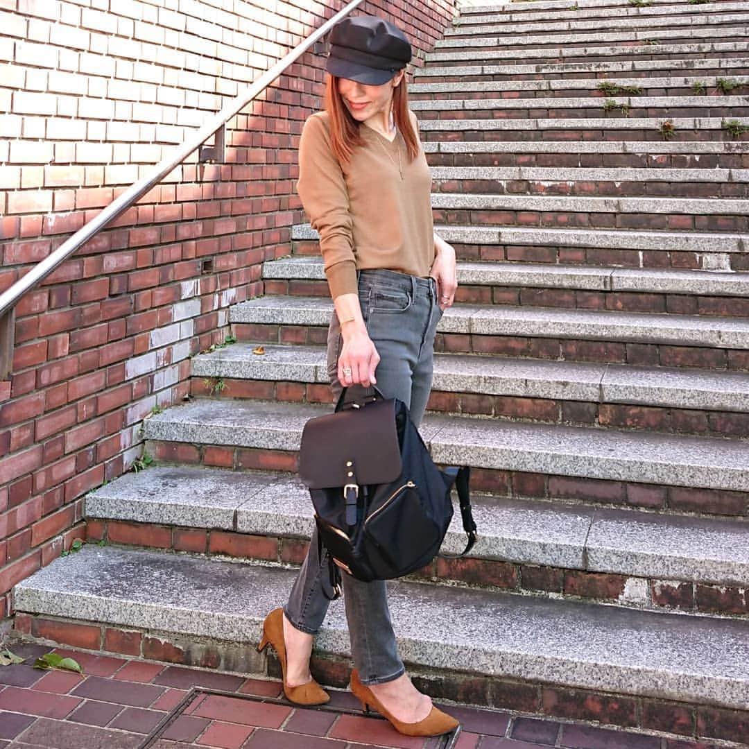 nori0620のインスタグラム：「#エクストラファインメリノvネックセーター @uniqlo   重ね着もしたかったのであえてＬサイズに  クルーネックやカーディガンとで カラーも違って それぞれまたかわいいんです♪  バックパックは@gastonluga のもの  15%offになるクーポンもよろしければ是非お使いください♪  クーポン：【 nori0620 】  https://gastonluga.com/jp/  #ニット#デニム @uniqlo  #バックパック  @gastonluga  #キャスケット @deuxiemeclasse #パンプス @gu_global  #instafashion #fashion#fashionsnap #fashiongram #code #outfit#ファッション #コーデ #コーディネート #uniqlo#uniqloginza2020fw#エクストラファインメリノvネックセーター 上下ユニクロ #ユニクロコーデ #ママファッション#ママコーデ #秋コーデ #プチプラコーデ #大人カジュアル #locari」