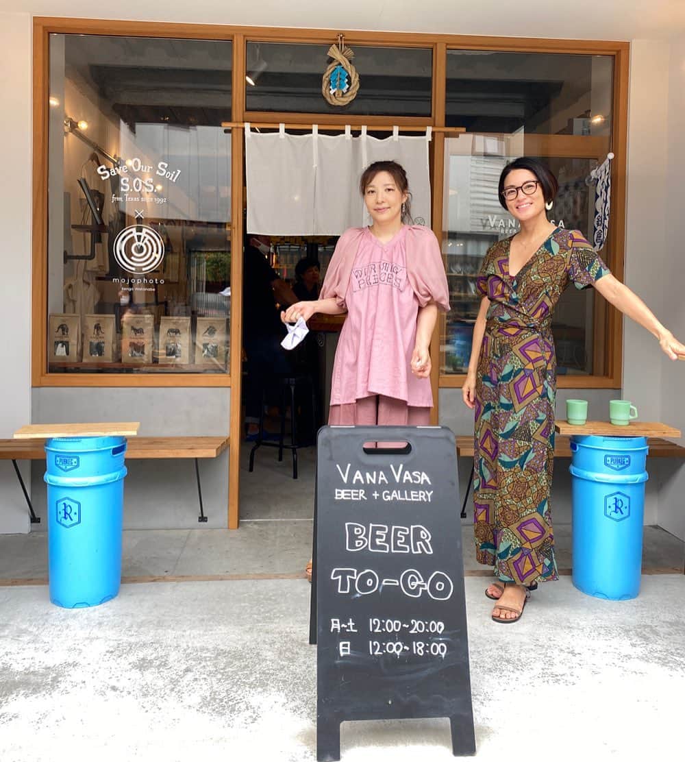 桃生亜希子のインスタグラム：「VANA VASA  beer +gallery ビールの種類が凄かった。 かわいいラベルのビールが沢山🍻🍺 kombuchaもあるよ！ #プレゼントによさそう @vanavasa_kamakura」