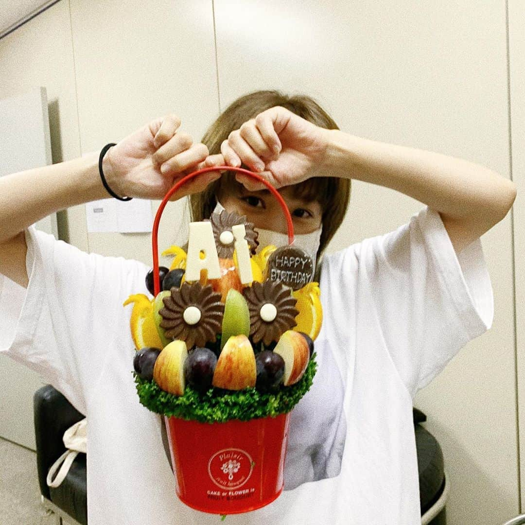 高橋愛さんのインスタグラム写真 - (高橋愛Instagram)「A I 🍫💗 ㅤㅤㅤㅤㅤㅤㅤㅤㅤㅤㅤㅤㅤ ㅤㅤㅤㅤㅤㅤㅤㅤㅤㅤㅤㅤㅤ 愛するばっしーが 粋なプレゼントを 会場に送ってくれました❤️ ㅤㅤㅤㅤㅤㅤㅤㅤㅤㅤㅤㅤㅤ わたし、愛されてるなぁ〜😌 ㅤㅤㅤㅤㅤㅤㅤㅤㅤㅤㅤㅤㅤ ばっしー 本当に、ありがとうございます😊🙏🏻❤️ ㅤㅤㅤㅤㅤㅤㅤㅤㅤㅤㅤㅤㅤ #粋なプレゼント #感謝！ #みんな大好きばっしー #フルーツバケット？ これって なんて言うの🤣」9月14日 16時17分 - i_am_takahashi