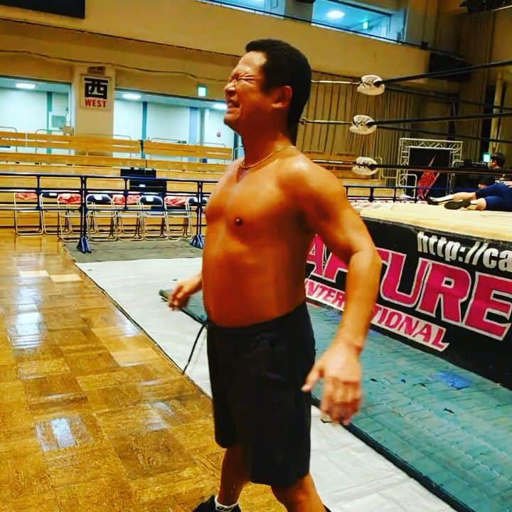 河上隆一のインスタグラム：「本日!大日本プロレス後楽園ホール大会!  18時30分スタート!  その前に気合のスクワット! by パンチ田原師匠!  #bjw #スクワット　#パンチ田原　#気合　#ルーティーン」