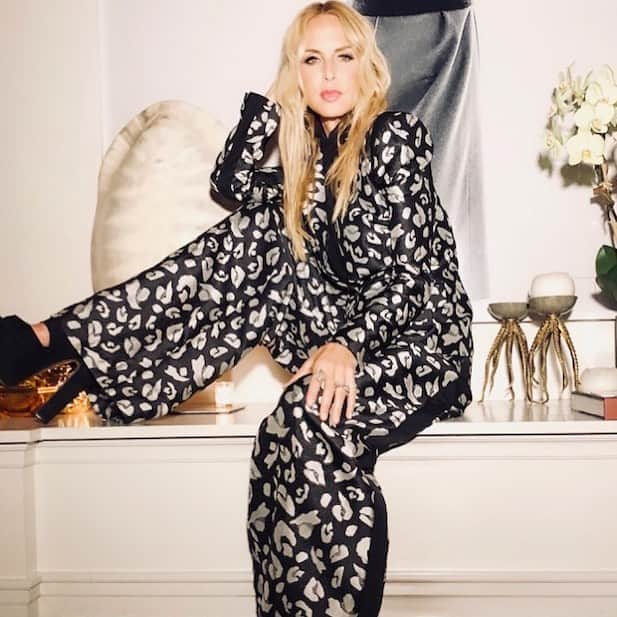 レイチェル・ゾーのインスタグラム：「Ok #quarantine week #27  homeschool week #2 and work week #IDK ...bring it on 💪 #mondaymotivation XoRZ」