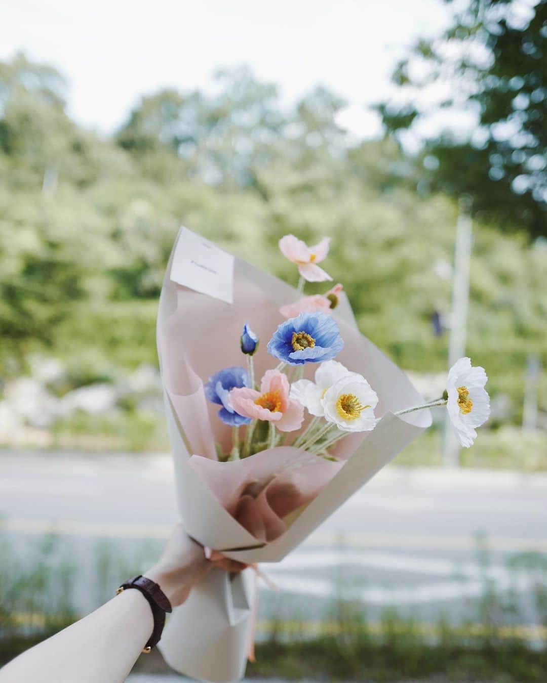JF flower Shopさんのインスタグラム写真 - (JF flower ShopInstagram)「귀엽다 조화양귀비 🥰  Jf flower shop  . . . .#2020jfflowershop #jfflowershop #flower #florist #floral #flowerlesson #koreanflorist #flowerstagram  #koreanflower  #웨딩부케 #플로리스트 #플로리스트수업 #플라워레슨#핸드타이드  #범계플라워레슨 #안양웨딩 #플라워레슨 #꽃꽂이수업 #안양꽃집 #범계꽃집 #평촌꽃집 #과천꽃집 #인덕원꽃집 #동편마을꽃집 #포일동꽃집 #내손동꽃집  #의왕꽃집 #花#花艺设计 #조화양귀비」9月14日 16時24分 - jfflowershop