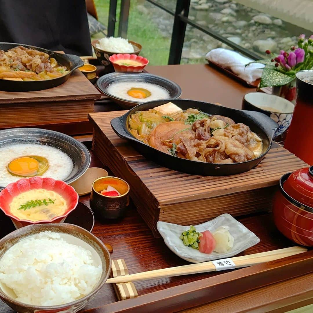 松浦麻里奈さんのインスタグラム写真 - (松浦麻里奈Instagram)「箱根唯一の川床席で、但馬牛一頭買いによる 厳選素材を楽しむ「牛なべ 右近（うこん）」💕 【 @gyunabe_ukon 】  まだ2019年12月に箱根湯本にオープンしたばかり。  この日、曇り時々雨の天気だったから 川床での食事はどうなるかと思ったけど 川沿いにビニールのカバーがあり安心して過ごせたし、 ビニールでも景色は見えたよ✨😋✨  また天気のいい日に来たいなあ😁😁  お店外観前には、大きな牛のオブジェが😽👍 お出迎えに、太鼓を叩いてくれます😁 ムービー🎥3、4スワイプ見てみてね╰(*´︶`*)╯ 音は川のせせらぎ  最初におしぼりと梅昆布茶を持ってきてくれて 川床のせせらぎ聴きながら、Lunch限定の 『牛なべ膳』を待つ🍴✨  赤いグラスは、ビールだよ🍺😁  着物を着た女将さんが、丁寧におもてなしをしてくれます🥰  ・牛すじの玉子蒸し ・牛なべ　但馬牛切り落とし、鍋野菜 ・ご飯、香の物、あさり味噌汁  自社農園でとれる自然薯を擦り下ろしたのと生卵を よくかき混ぜてお肉に絡めて食べたり、トロロご飯にも💓  よくかき混ぜると更に弾力増すよ✨  自家製の割下に、グツグツ煮込んである但馬牛、 豆腐、お野菜、白滝の旨味を充分に吸い込んだお麩。  木箱に入ったお鍋で来るので、熱々でした😁👍 また食べたいくらい、美味しかった✨  夜の景色も良いんやろうなあ〜♡(ӦｖӦ｡) 寒い季節には、コタツ布団で楽しめるらしい🌃 ランチも、ディナーも楽しめる右近🌟  #牛なべ右近 #箱根牛鍋 #川床 #牛鍋 #箱根 #ランチ #箱根湯本 #牛なべ膳 #pr #箱根湯本グルメ #箱根グルメ #箱根旅行 #新店舗 #箱根ランチ #川床ランチ #神奈川 #神奈川グルメ #旅行 #牛鍋 #lunch #Dinner #インスタグルメアワード2020 #インスタグルメ #グルメスタグラム #グルメ巡り #グルメ情報 #dinnertime #sukiyaki」9月14日 16時25分 - ay114.831m