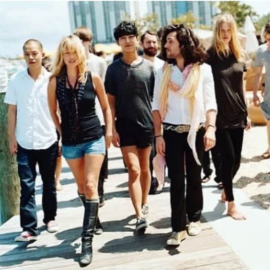 アレクシマビーユのインスタグラム：「Throwback -12 years with long hair walking in miami with @katemossagency @jasonwu @alexanderwangny @lara_stone @alexismabille shot @bruce_weber for @wmag #miami #katemoss #larastone #jasonwu #alexanderwang #bruceweber #wmagazine #youth #throwback #2008」