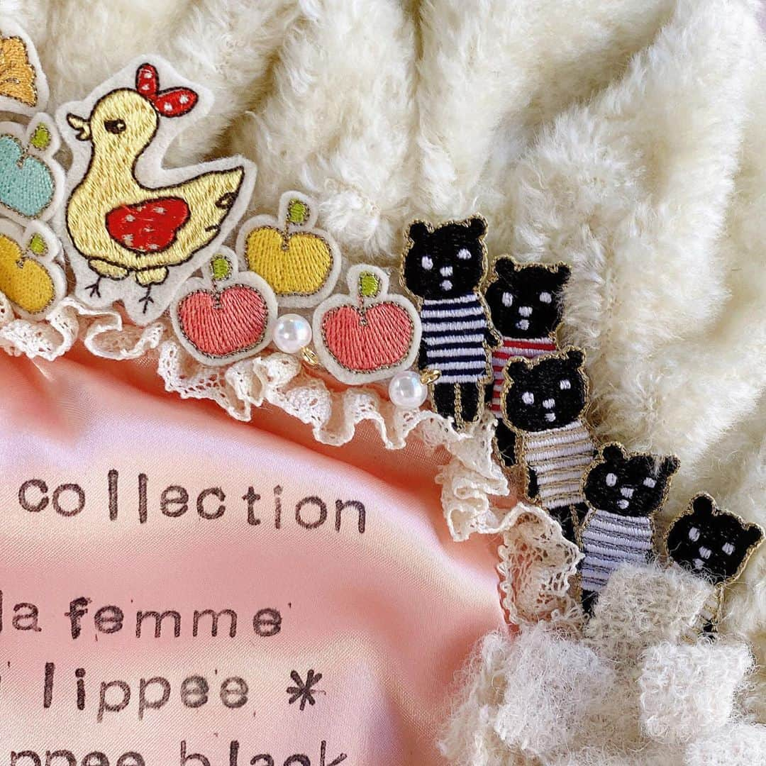 franche lippee officialのインスタグラム：「・ 🎁展示会手作り看板プレゼント🎁 ・ 20.おともだち ・ ・ 9/11(金)のライブ配信でご紹介した 『展示会手作り看板プレゼント』 のお知らせです🚚🎁✨ ・ ・ ＜応募方法＞ 全39種類の看板の写真を掲載しますので ご希望の看板の写真の投稿に 応募希望とわかるコメントをして下さい。 ・ ※複数の作品にご応募可能ですが、 一作品につき一応募でお願いします😌 ・ ・ ＜応募期間＞ 2020年9月14日(月)〜16日(水)まで ・ ＜抽選発表＞ 抽選日：2020年9月18日(金) 尚、当選者の方にはインスタグラムの DMにて個別に連絡を致します。 発送先やお名前などは その際にお伺い致します。 ・ ※送料は弊社負担でお送りいたします。 ※当選者の発表は致しません。 ・ ・ ⚠️ご応募の前にご確認ください⚠️ ・ これまでフランシュリッペ展示会入口を 飾ってくれた看板の数々です。 全て歴代の本社スタッフの手作りで、 かなり年月が経過したものもございます。 汚れやほつれ、パーツ取れ等がある旨をご了承下さい。 ※修理依頼等は承れません。 ※発送は国内に限らせていただきます。 ・ ・ #フランシュリッペ #franchelippee #ぬいぐるみ #フランシュリッペ手芸部」