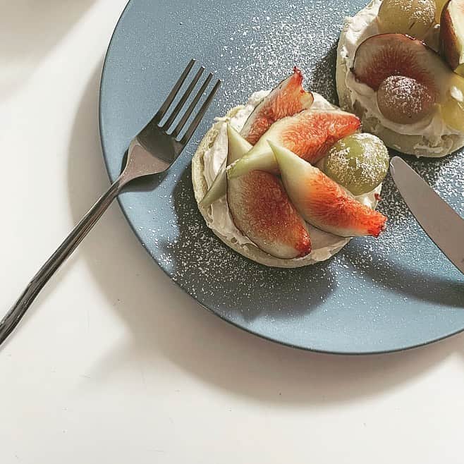 のインスタグラム：「#fruitslover  今日もいちじく イングリッシュマフィンとも 相性◎ ・ ・ ・ #fig #figs  #desserts #sweets  #todayssweets #今日のおやつ #おやつ #無花果 #いちじく #ぶどう #おやつ作り #甘いもの #おうちカフェ #vsco #vscofood #vscocam」