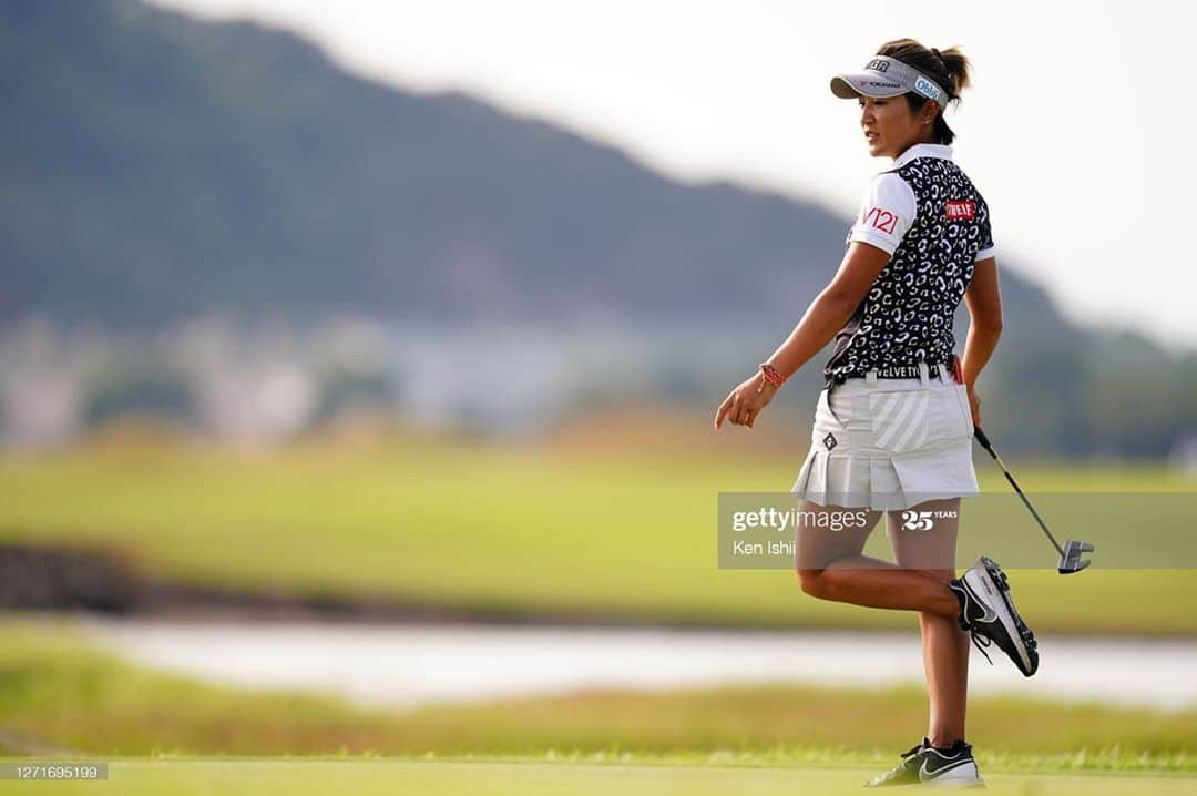 藤本麻子さんのインスタグラム写真 - (藤本麻子Instagram)「⛳️🏌🏻‍♀️ 以前、8/3.4日に行われました、 ISPS HANDA 医療従事者応援‼️ チャリティレディーストーナメントで獲得した賞金を 岡山市立市民病院様に微力ではございますが、 全額寄付させていただきました。 . このような状況の中、 大会を開催していただきましたISPS半田会長には心より感謝しております。 . そしてなにより大きな感染リスクの中、 命がけで奮闘してくださっている医療従事者の皆様、 本当にありがとうございます。 . まだまだ落ち着かない状況ではありますが、 1日でも早くコロナが終息する事を心より願っております。」9月14日 16時36分 - aako528