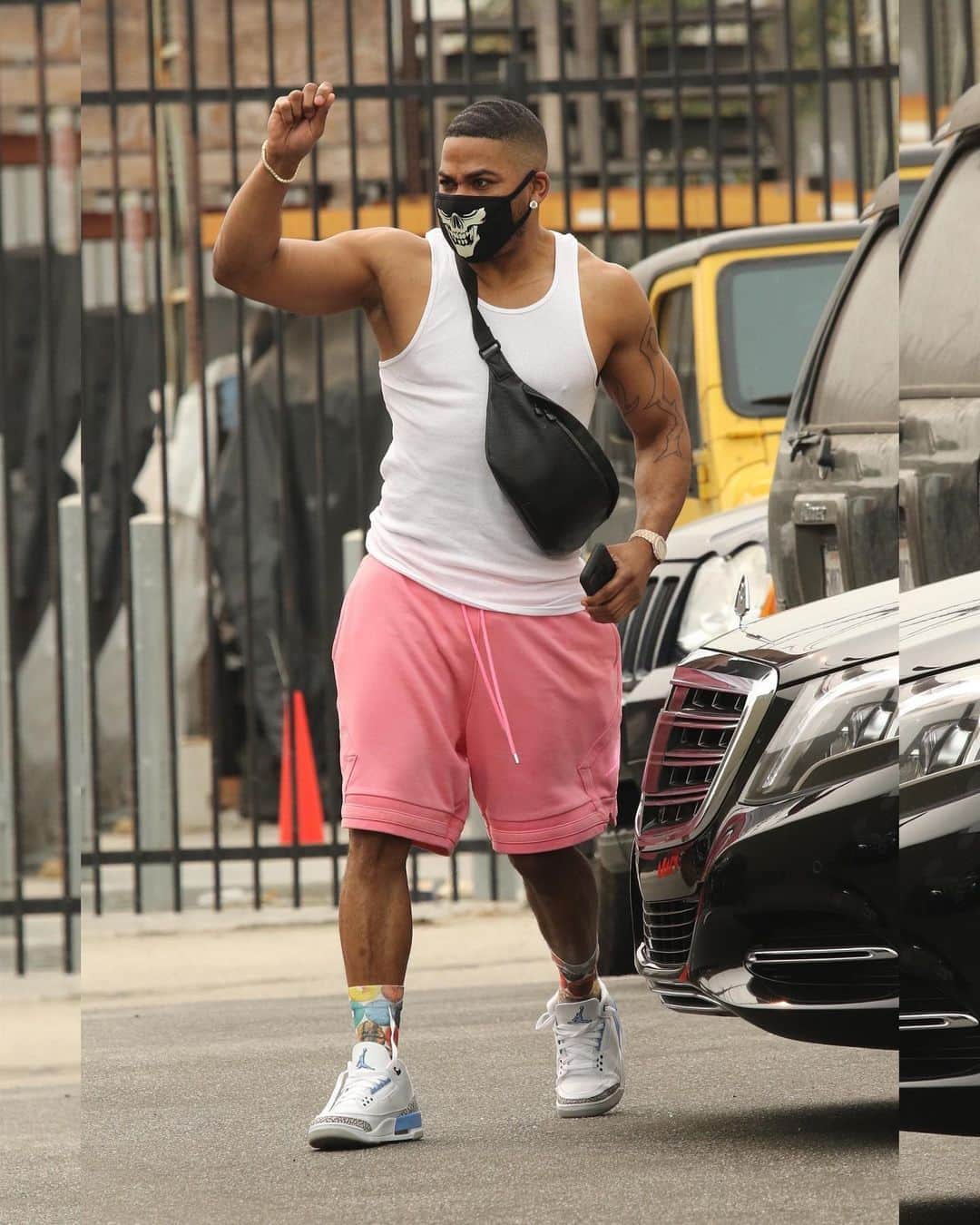 Just Jaredさんのインスタグラム写真 - (Just JaredInstagram)「Rapper Nelly shows off his massive arm muscles as he gets in more rehearsals for Dancing With The Stars #Nelly Photos: Backgrid」9月14日 7時54分 - justjared