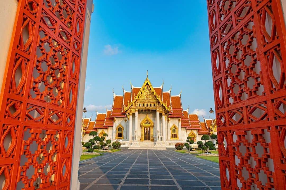 タイ国政府観光庁さんのインスタグラム写真 - (タイ国政府観光庁Instagram)「・﻿ ／﻿ ワット・ベンチャマボピットから﻿ おはようございます☀️﻿ ＼﻿ ﻿ 本日は、クラシックな外観が魅力的な「ワット・ベンチャマボピット」の写真をお届け📸﻿ ﻿ 「大理石寺院」とも呼ばれ、世界で最も素晴らしい寺院のひとつとして評されています👏﻿ ﻿ ステンドグラスでできた窓やイタリア・ガララ産大理石など、ヨーロッパ建築から影響を受けているのがポイント💁青銅の仏像が並ぶ外回廊も壮観です🧐✨﻿ ﻿ 今週も体調に気をつけながら、1週間がんばりましょう😊﻿ ﻿ #今週も頑張ろう #タイ #バンコク #ワットベンチャマボピット #タイ寺院 #お寺巡り #お寺好きな人と繋がりたい #歴女 #こんなタイ知らなかった #もっと知りタイ #タイを知りつくす #タイ旅行 #バンコク旅行 #旅好きな人と繋がりたい #旅行好きな人と繋がりたい #海外旅行 #thailand #bangkok #watbenchamabophit #temple #amazingthailand #thailandtravel #thailandtrip #thai #thaistagram #lovethailand」9月14日 7時55分 - amazingthailandjp