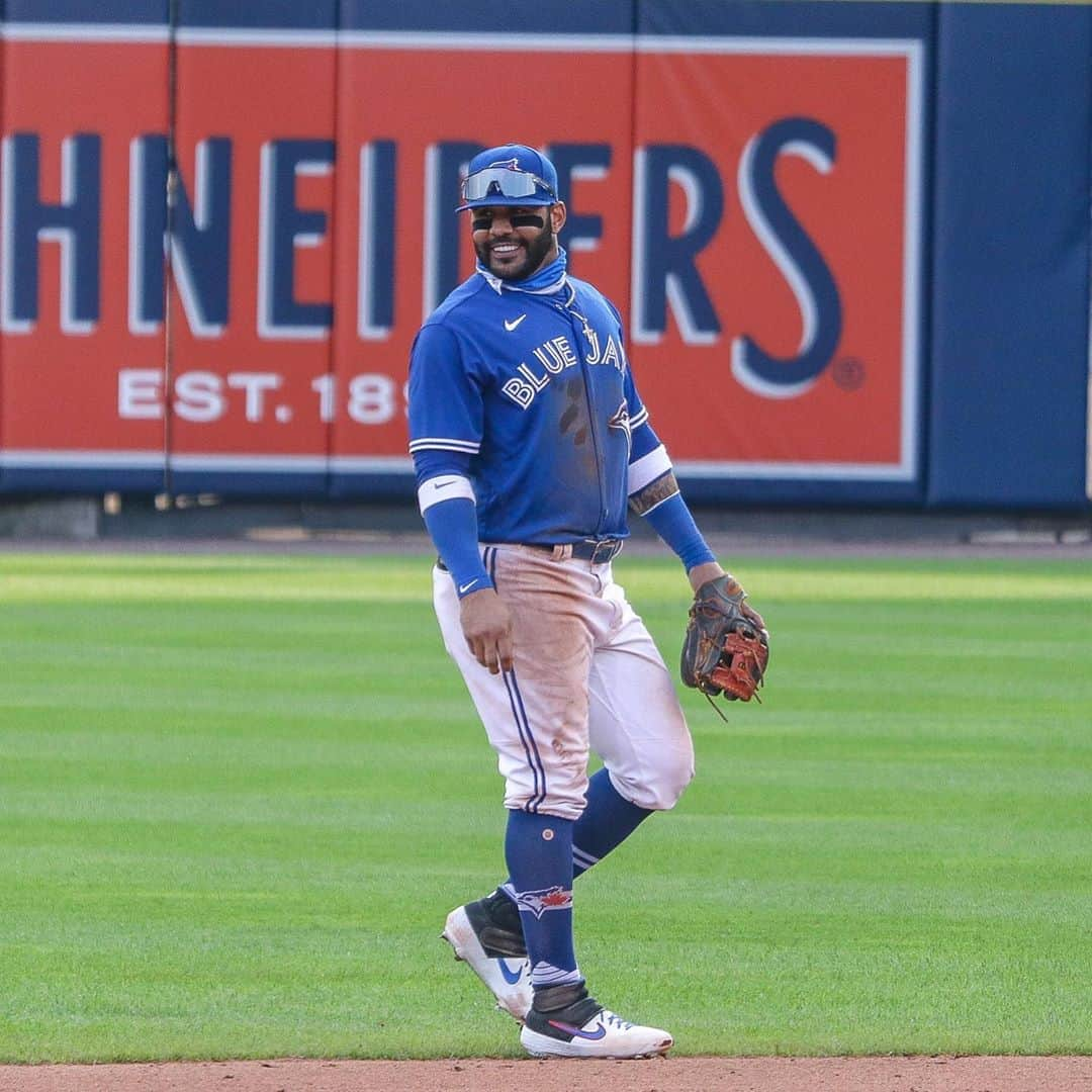 トロント・ブルージェイズさんのインスタグラム写真 - (トロント・ブルージェイズInstagram)「Only fitting we put up a touchdown on Sunday 😉  Give us your (air) 🖐 emojis! #WeAreBlueJays」9月14日 7時48分 - bluejays