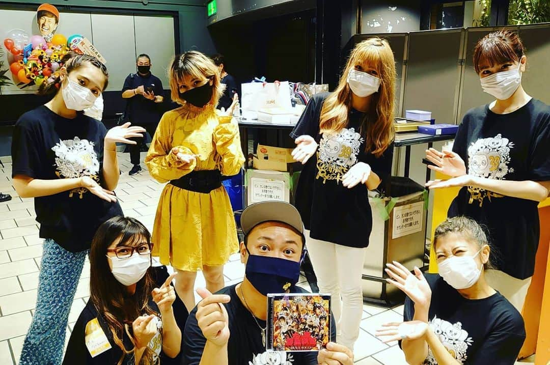 高井俊彦さんのインスタグラム写真 - (高井俊彦Instagram)「おはよう✋  昨日は #門松良祐ワンマンライブ  生配信をご覧下さった皆さんありがとうございました🙏  門ちゃんの魅力がてんこ盛りの最高のライブでした✨✨✨  我々 #ジ白川バンド  も思いっきりはしゃがせてもらいました⤴️⤴️⤴️  #大阪☆春夏秋冬 カッコよ可愛いかったぁ🎶 #bravesouls  めちゃめちゃ観させてもらいます🙌  #番匠谷紗衣 ちゃん の透明感の歌声生で聴けたぁ👌  #きのせひかる ちゃん の心こもった司会も良かったぁ✋  もっともっと伝えたい事ありますが、ひとまず今回はここまで‼️ またゆっくり話聞いて下さい😍  だって、めちゃめちゃええライブやったんやもん💕 （※ソーシャルディスタンスをしっかり守ってすべて行いました）  感想コメントお願いします🙆」9月14日 7時49分 - takai_toshihiko