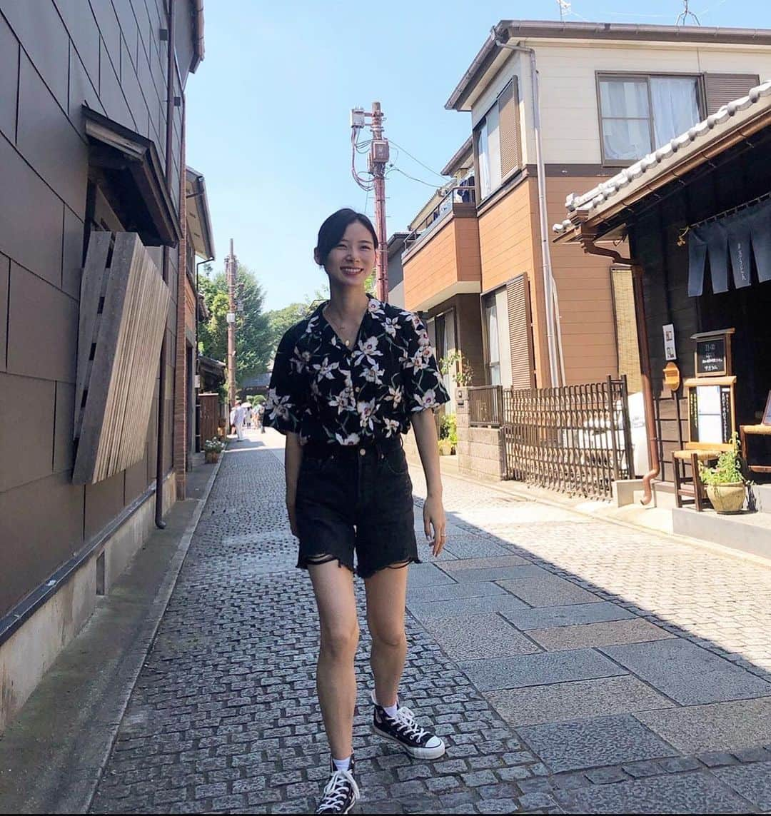 朝日奈央さんのインスタグラム写真 - (朝日奈央Instagram)「意思が強そうな顔。 夏は一回くらい アロハシャツが着たくなる🌺 古着屋さんで買ったよん🌴 #あさひ私服 ・ ・ #ootd#cordinate#コーデ#コーディネート #fashion#ファッション#私服#私服コーデ」9月14日 7時52分 - pop_step_asahi