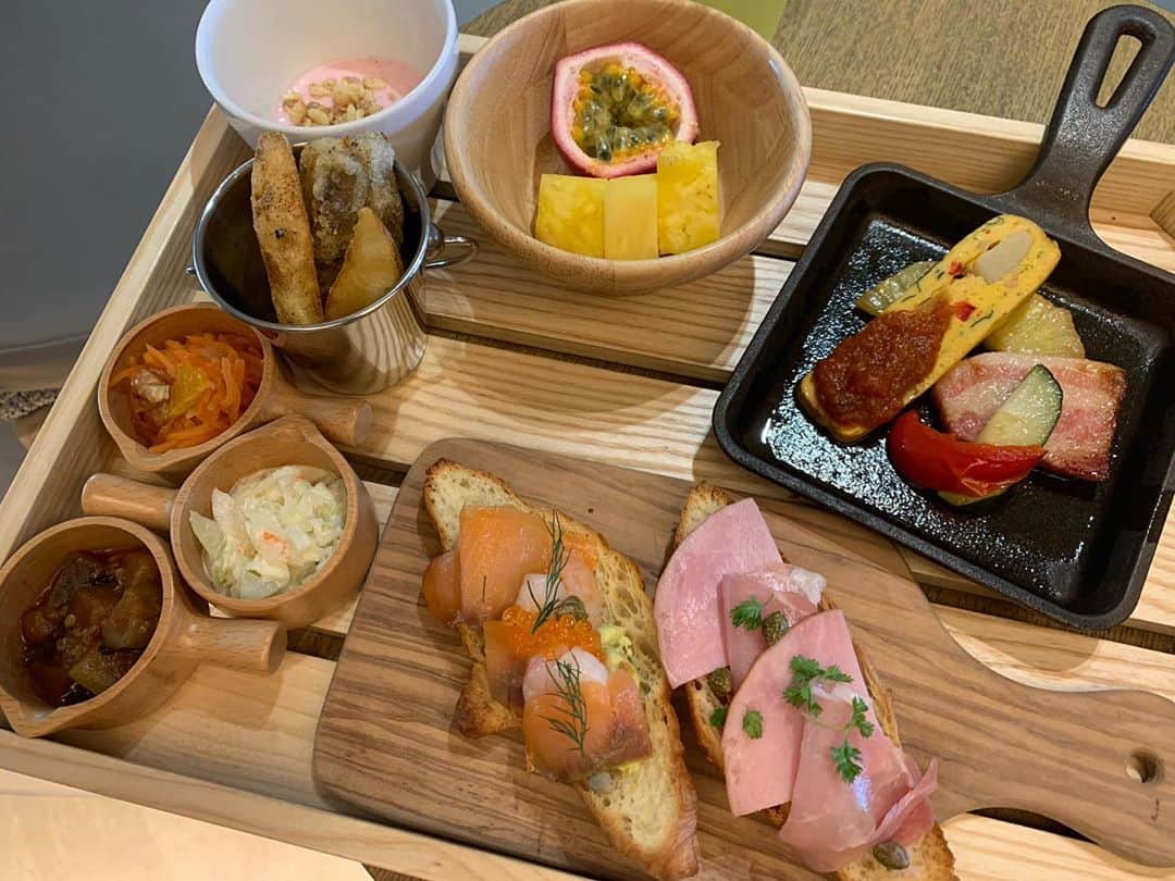 Laraのインスタグラム：「🌤 . #brunch . こんな風に飾れるセンスがほしい!♡ もっと色んなもの見て センスを磨かなきゃね😘❣️🍭」
