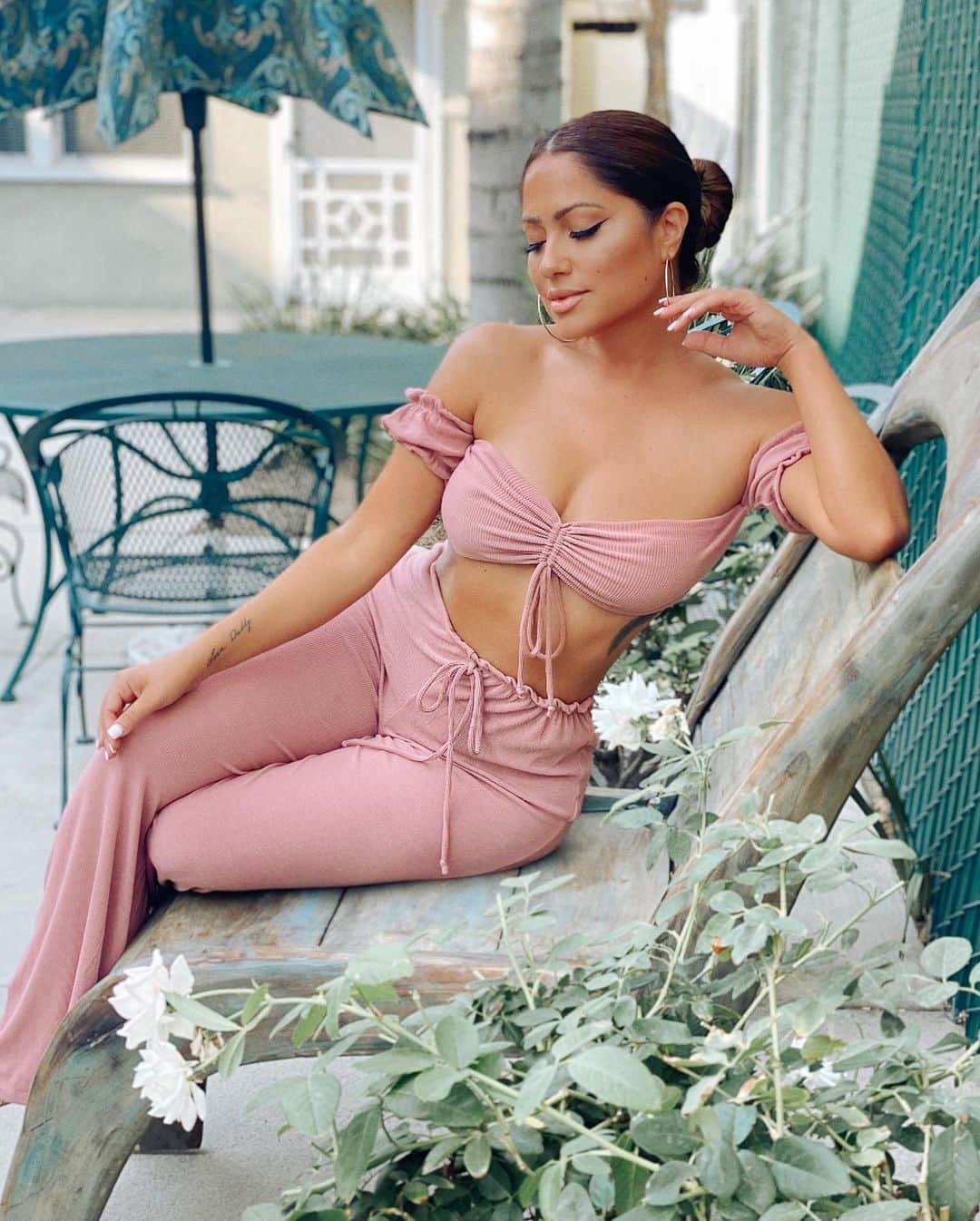 ジェシカ・バーチアーガのインスタグラム：「@fashionnova Perfect comfy lounge set for this unpredictable weather ⛅️ fashionnovapartner」