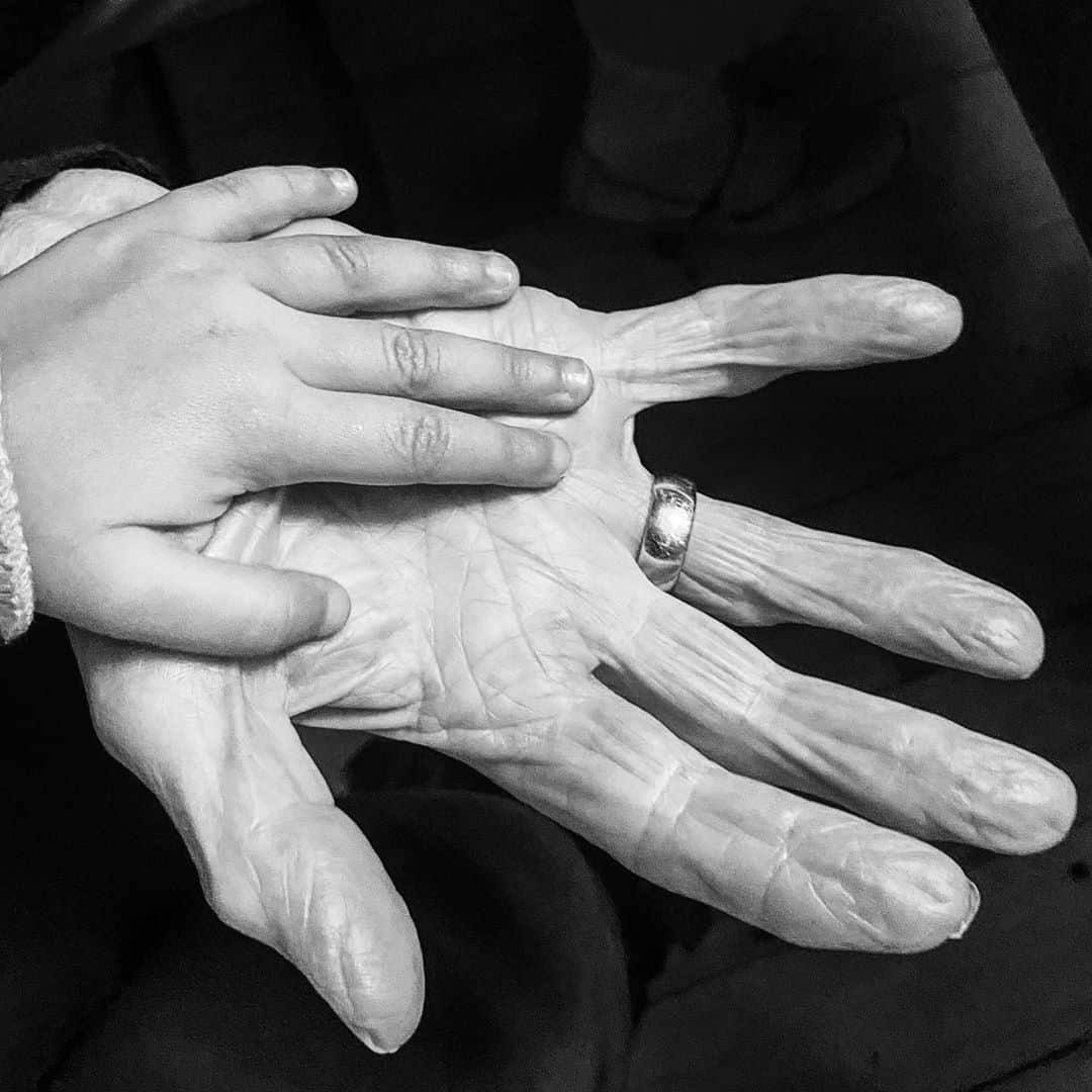 のインスタグラム：「Hand off. 92 years between them...」