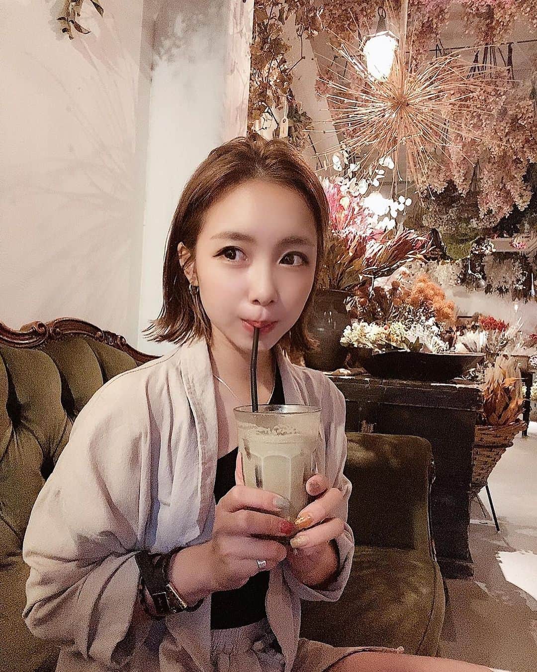 MIYUのインスタグラム：「﻿ ﻿ ﻿ 涼しい😊🍃﻿ ﻿ ﻿ ﻿ ドライフラワーのカフェへ﻿ 行ってきました☕️💐﻿ ﻿ ﻿ ﻿ お店に入った瞬間﻿ お花の香りがすごい、、、！﻿ ドライフラワーがこんなに集まると﻿ すごく芸術的で素敵でした☺︎︎﻿ ﻿ ﻿ ﻿ なんせ嬉しかった事は﻿ 大好きなほうじ茶ラテがあったこと🤤♡﻿ ﻿ ﻿ ﻿ ﻿ 素敵なカフェでした♩﻿ ﻿ ﻿ ﻿ ﻿ ﻿ 本日、18:00〜﻿ PLAY BALL⚾️🔥﻿ ﻿ ﻿ ﻿ 今日絶対に勝って、﻿ 明日のホーム試合に挑みましょう💪🏻✨﻿ ﻿ ﻿ ﻿ ﻿ 今日も1日ふぁいてぃーん！﻿ ﻿ ﻿ ﻿ ﻿ ﻿ 　﻿ #オリックス #Bs2020 #BsGirls #オリ姫﻿ #野球 #プロ野球 #オリックスバファローズ #超革新系﻿ #野球女子　#野球好き　#京セラドーム大阪　﻿ #ほっともっとフィールド神戸﻿ #カフェ　#ドライフラワー　#ほうじ茶ラテ﻿ #baseball #ORIX #Buffaloes #BINNOVATION﻿ #MIYU #miyu_337  #🐼 ﻿ ﻿ ﻿」