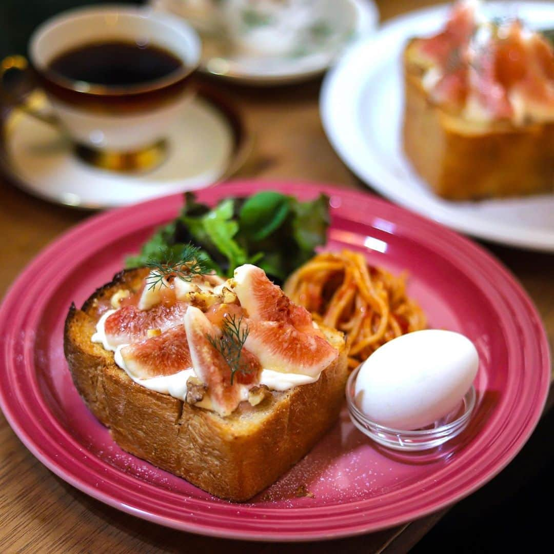 きょん。さんのインスタグラム写真 - (きょん。Instagram)「.  .  Cafe Tokiona @cafe_tokiona  相変わらずの 厚切りっぷりだけど、 最後まで 合わせて食べられるよう 待っていてくれる いちじくの絶妙な量、 ありがたや〜。  #トキオナ #breakfast#osaka#coffee #cafetokiona」9月14日 8時11分 - kyon_tokiiro