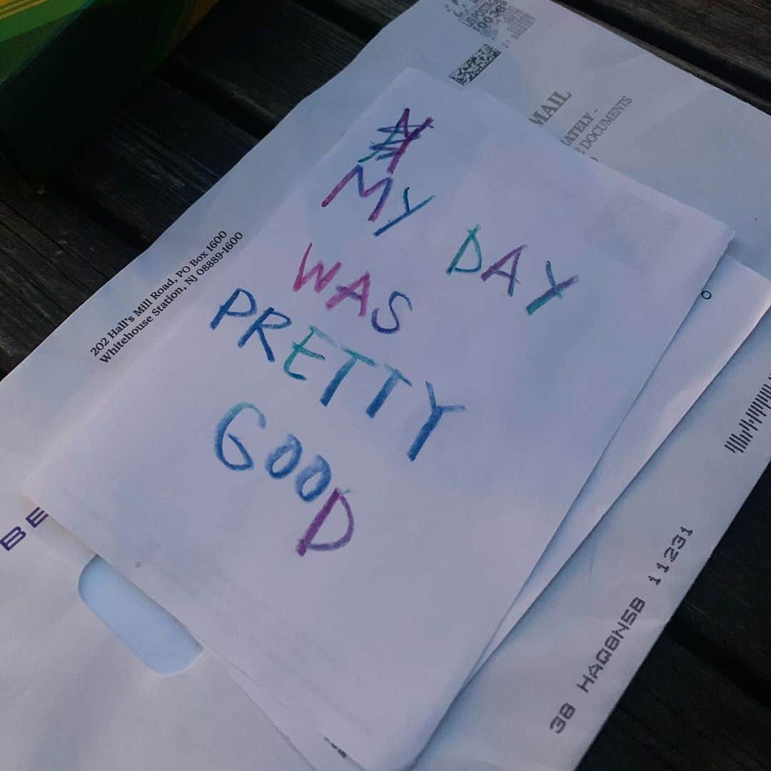 クレア・コフィーのインスタグラム：「Passed notes with my kid, 2020 #itsallrelative」