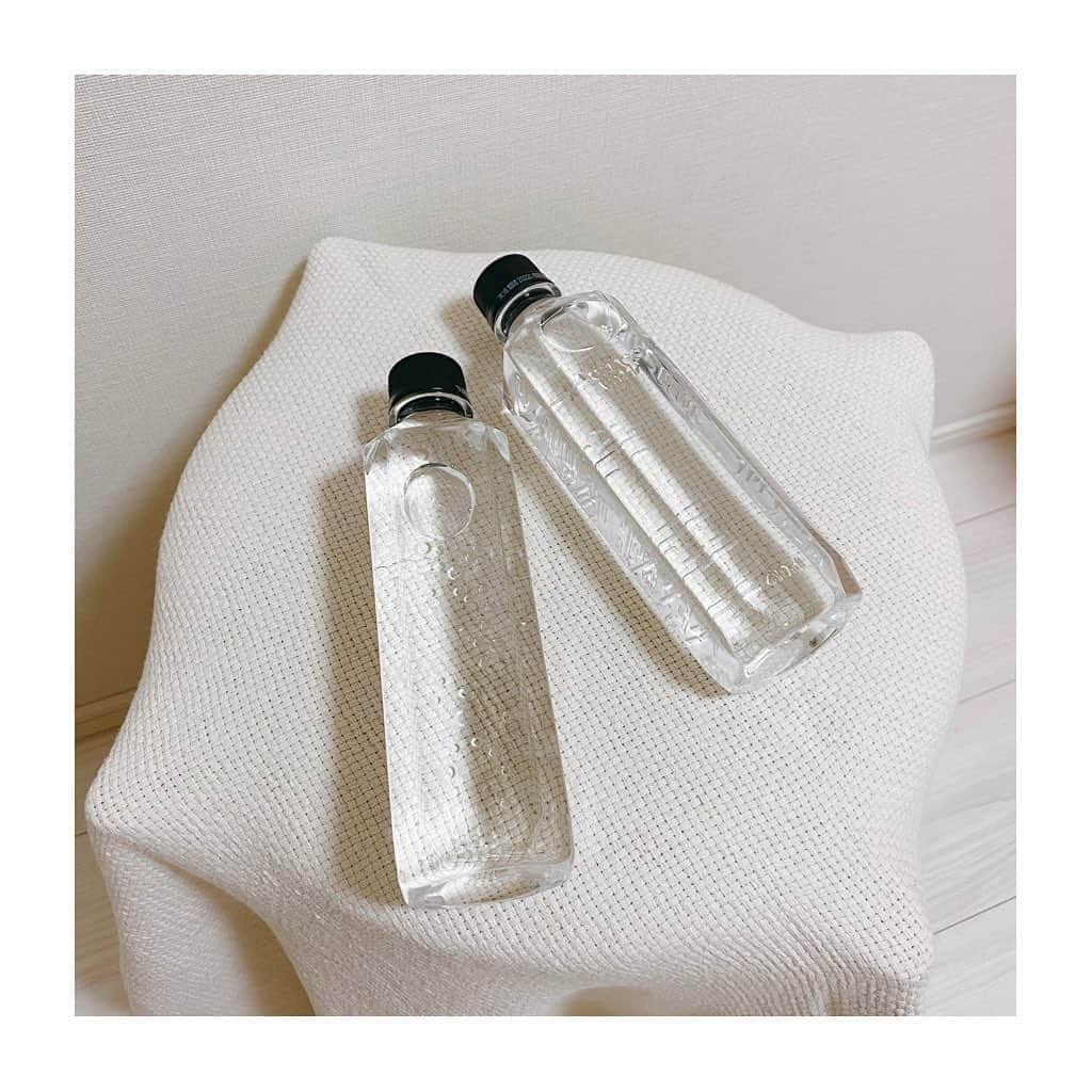 ena..*加藤 恵梨奈さんのインスタグラム写真 - (ena..*加藤 恵梨奈Instagram)「﻿ ﻿ ﻿ ﻿ ﻿ ﻿ 本日は【LOHACO限定】LOHACO Water﻿ 2019年グッドデザイン賞を受賞した﻿ ミネラル分を程よく含んだ軟水のミネラルウォーター﻿ を勝手に紹介します🚰❤﻿ ﻿ 日本百名山の一つ四阿山（あずまやさん）の麓﻿ 地下250mから汲み上げた硬度19のやさしい天然水﻿ ﻿ 自然豊かな嬬恋村をイメージし﻿ 滝・雫・霧・雪をモチーフにした4種8柄のデザイン﻿ ラベルレスなのでごみの分別の手間がなく﻿ バッグに入れてもかさばりにくい﻿ 410mlの飲みきりサイズが特徴👏🏻👏🏻﻿ ﻿ 20本入りの箱はリビングにおいても﻿ 生活になじむ北欧デザインで﻿ 下からボトルを取り出せる特別な形状になっており﻿ 本棚にも入るA4サイズより小さいコンパクトな設計﻿ ミシン目で切り取れば﻿ 1本ずつスムーズに下から取り出すことができ﻿ 女性にも持ち運びがしやすいよう﻿ 持ち手にも工夫され優秀です。﻿ ﻿ ﻿ ﻿ 詳しくは @lohaco へ🤳🌱﻿ ﻿ ﻿ ﻿  #LOHACO #ロハコ #LOHACO限定 #ロハコ限定 #lohacowater #ロハコウォーター #ミネラルウォーター #ラベルレス #持ち運び便利 #monipla #lohaco_fan」9月14日 8時24分 - e_n_a_p_i
