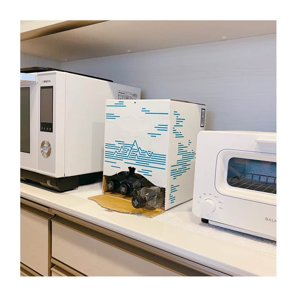 ena..*加藤 恵梨奈さんのインスタグラム写真 - (ena..*加藤 恵梨奈Instagram)「﻿ ﻿ ﻿ ﻿ ﻿ ﻿ 本日は【LOHACO限定】LOHACO Water﻿ 2019年グッドデザイン賞を受賞した﻿ ミネラル分を程よく含んだ軟水のミネラルウォーター﻿ を勝手に紹介します🚰❤﻿ ﻿ 日本百名山の一つ四阿山（あずまやさん）の麓﻿ 地下250mから汲み上げた硬度19のやさしい天然水﻿ ﻿ 自然豊かな嬬恋村をイメージし﻿ 滝・雫・霧・雪をモチーフにした4種8柄のデザイン﻿ ラベルレスなのでごみの分別の手間がなく﻿ バッグに入れてもかさばりにくい﻿ 410mlの飲みきりサイズが特徴👏🏻👏🏻﻿ ﻿ 20本入りの箱はリビングにおいても﻿ 生活になじむ北欧デザインで﻿ 下からボトルを取り出せる特別な形状になっており﻿ 本棚にも入るA4サイズより小さいコンパクトな設計﻿ ミシン目で切り取れば﻿ 1本ずつスムーズに下から取り出すことができ﻿ 女性にも持ち運びがしやすいよう﻿ 持ち手にも工夫され優秀です。﻿ ﻿ ﻿ ﻿ 詳しくは @lohaco へ🤳🌱﻿ ﻿ ﻿ ﻿  #LOHACO #ロハコ #LOHACO限定 #ロハコ限定 #lohacowater #ロハコウォーター #ミネラルウォーター #ラベルレス #持ち運び便利 #monipla #lohaco_fan」9月14日 8時24分 - e_n_a_p_i