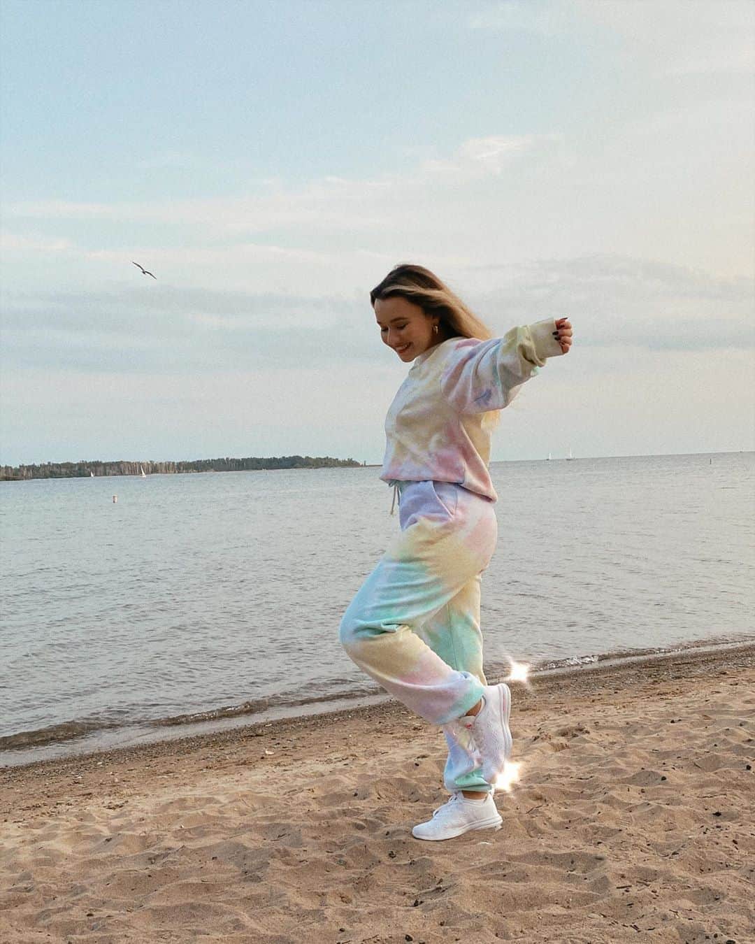 トーリ・ウェブスターのインスタグラム：「winter, please lose my number 🕊 sweats from @revolve」