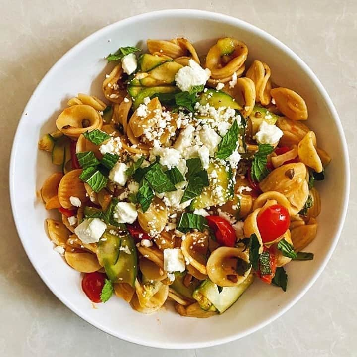 Food & Wineさんのインスタグラム写真 - (Food & WineInstagram)「No meat, no problem. Editorial Assistant @antarasinha subbed mushrooms for spicy sausage in this simple pasta dish with tomatoes and squash. Grab the recipe in our new September issue, and via the link in our bio.」9月14日 8時30分 - foodandwine