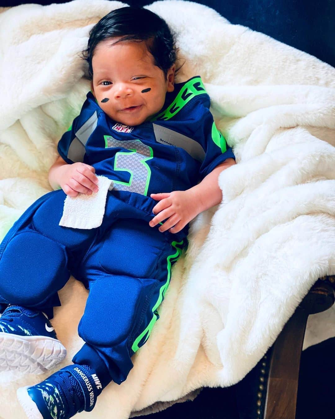 ラッセル・ウィルソンのインスタグラム：「That WINning feeling! 😉😎 #GoHawks 📸: @Ciara」