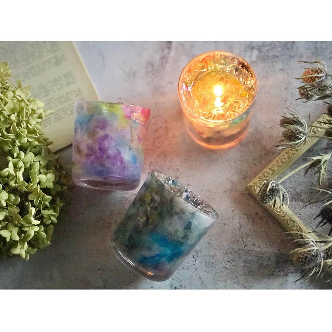 Re.ewalu(ﾚｳﾞｧﾙ)~Life of akari~さんのインスタグラム写真 - (Re.ewalu(ﾚｳﾞｧﾙ)~Life of akari~Instagram)「𓏙𓏙  Design Candle "tie-dye"glass 納品用の作品  ・ ・  Pastel : Plumeria BlueBlack : Darjeeling  ・ ・  昨日は実家猫ちゃんの りーくんロシアンブルー18歳を 家族でお見送りしました  みんなでお見送りできてよかった𓊮  ・ ・  ━━━━━━━━━━【information】━━━━━━━━━━━━ 〔Contact〕 ✔︎オーダー依頼・Lesson問合せ・お仕事依頼 🔝HP➪contact・Instagram DMから☺︎︎  〔Candle Lesson〕 Open→火・水(土or日) ✔︎Lessonのご予約は 🔝HP➪contact・Instagram DMから☺︎︎  〔Movie Lesson〕 FANTISTにて動画レッスン公開中ఌ 🔝HP➪Movie Lessonより  ⬇︎今後の動画Lesson公開予定メニュー⬇︎ ✔︎Botanical 3D sachet ✔︎Marblepop gel Candle  〔Shop ᴥ︎ Event〕 ✔︎Select shop : DAISY'S DELI 様 湘南エリア藤沢 ✔︎12月 京都百貨店 委託販売 ✔︎12月 大阪百貨店 委託販売 ━━━━━━━━━━━━━━━━━━━━━━━━━━━━━ #botanicalstyling #candles #サスティナブルな暮らし　#無機質 #野球女子 #川崎キャンドル教室 #習い事サロン #ひとり暮らし #空間美學 #蜡烛 #暮らしを整える #JCAキャンスタ #蜡烛工艺 #川崎 #癒しの時間 #양초만들기 #촛불 #보타니칼촛불 #男前インテリア雑貨 #メンズライク #ホワイトインテリア #ボタニカルキャンドル #大人の趣味 #淡色女子 #朝の習慣 #ロシアンブルー #虹の橋」9月14日 8時31分 - re.ewalu_candle
